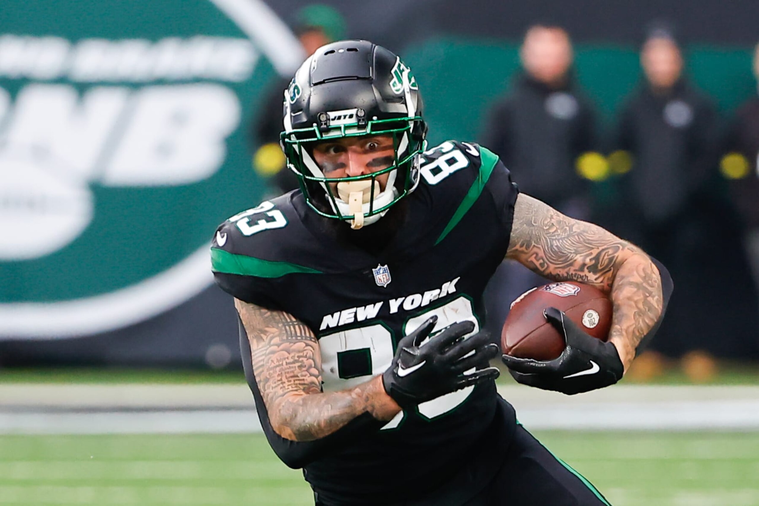 EAST RUTHERFORD, NJ - NOVEMBER 27:  New York Jets tight end Tyler Conklin (83) runs after the catch during the first quarter of the National Football League game between the New York Jets and the Chicago Bears on November 27, 2022 at MetLife Stadium in East Rutherford, New Jersey.   (Photo by Rich Graessle/Icon Sportswire via Getty Images)