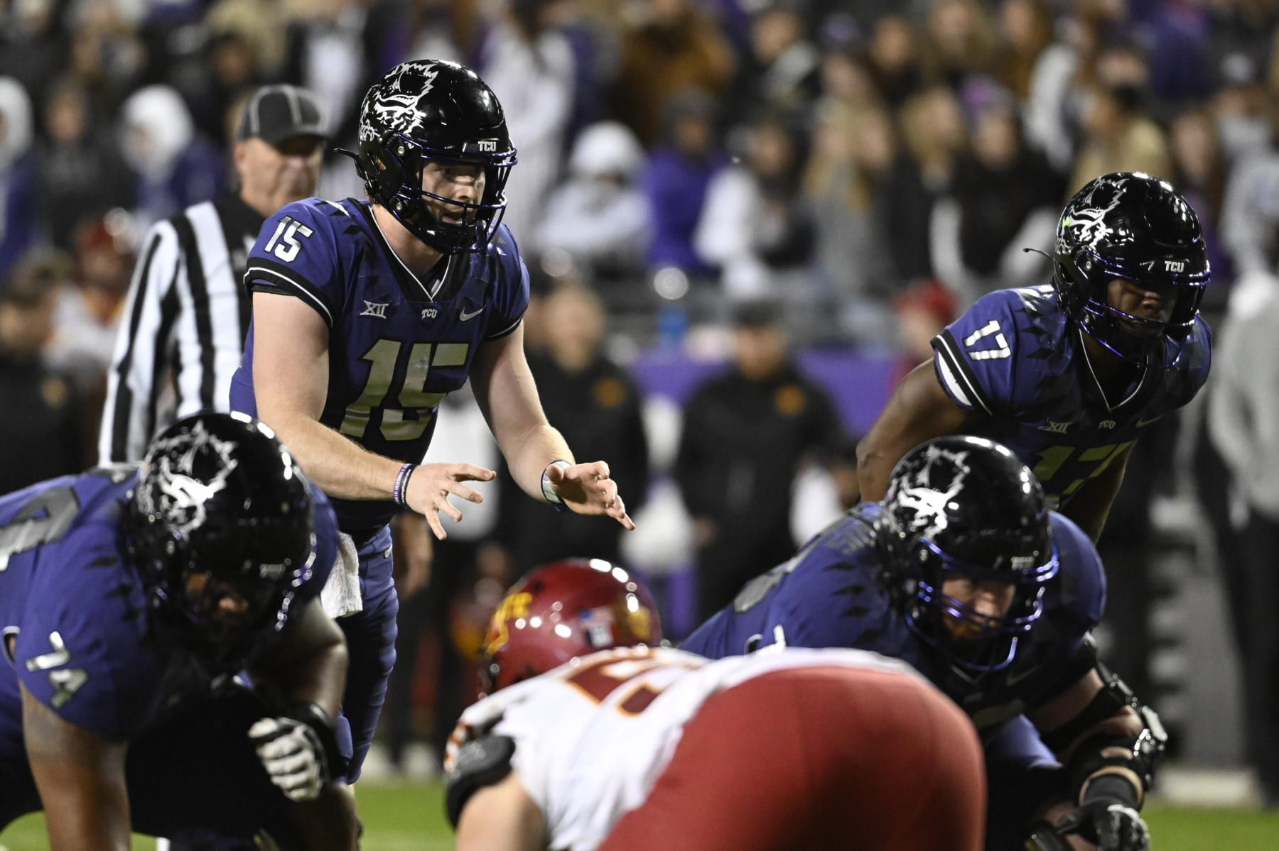 College Football: TCU Max Duggan (15) in action, waits to receive the snap vs. Iowa State at Amon G. Carter Stadium.
Fort Worth, TX 11/26/2022
CREDIT: Greg Nelson (Photo by Greg Nelson/Sports Illustrated via Getty Images) 
(Set Number: X164249 TK1)