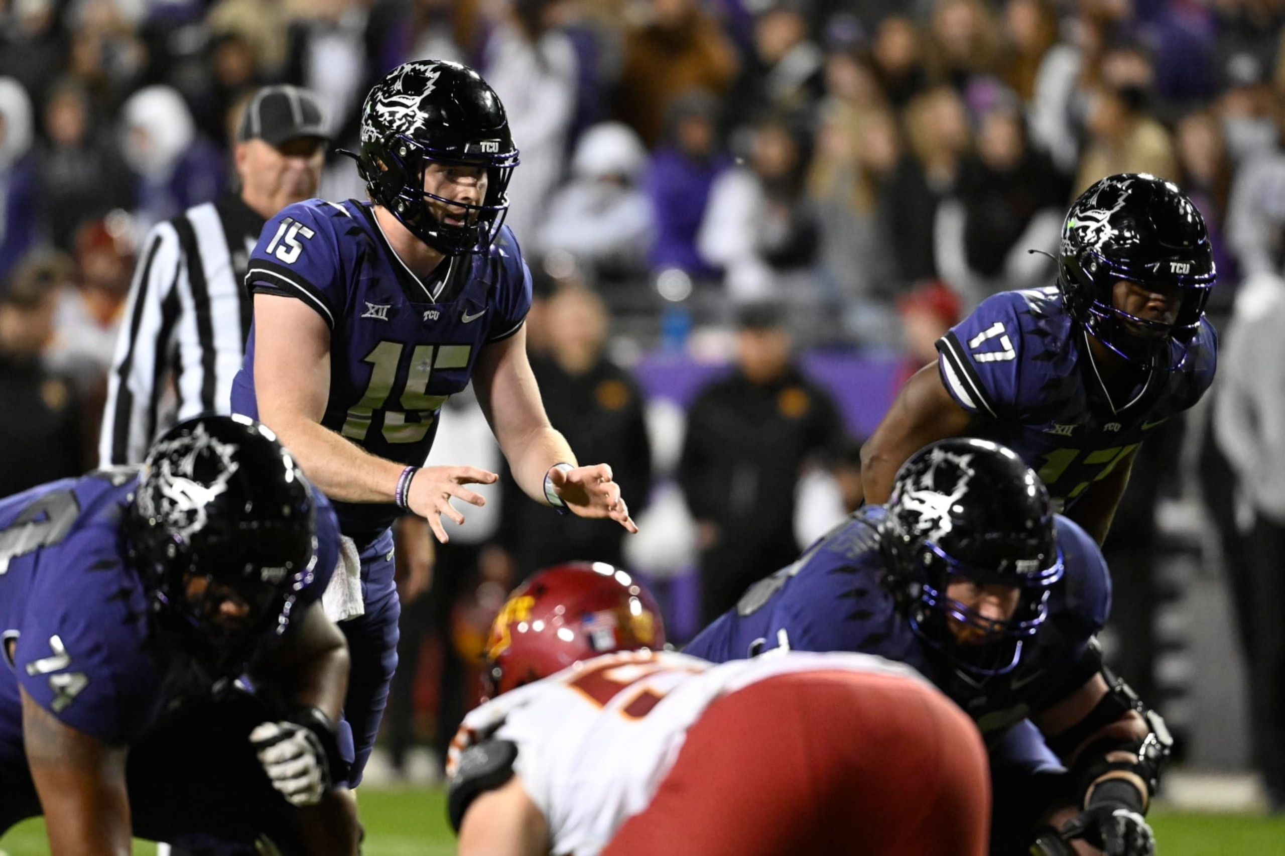 College Football: TCU Max Duggan (15) in action, waits to receive the snap vs. Iowa State at Amon G. Carter Stadium.
Fort Worth, TX 11/26/2022
CREDIT: Greg Nelson (Photo by Greg Nelson/Sports Illustrated via Getty Images) 
(Set Number: X164249 TK1)