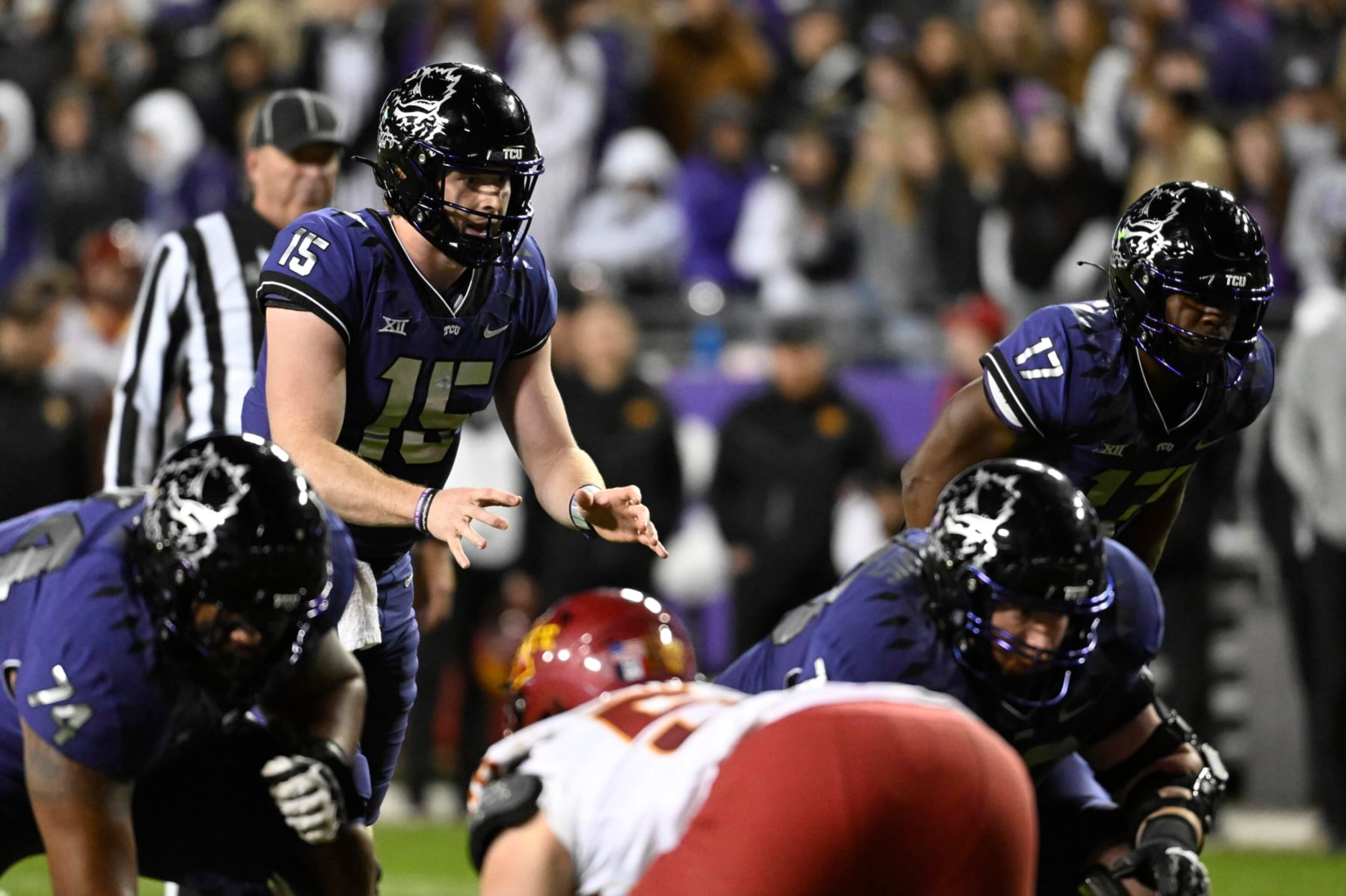 College Football: TCU Max Duggan (15) in action, waits to receive the snap vs. Iowa State at Amon G. Carter Stadium.
Fort Worth, TX 11/26/2022
CREDIT: Greg Nelson (Photo by Greg Nelson/Sports Illustrated via Getty Images) 
(Set Number: X164249 TK1)