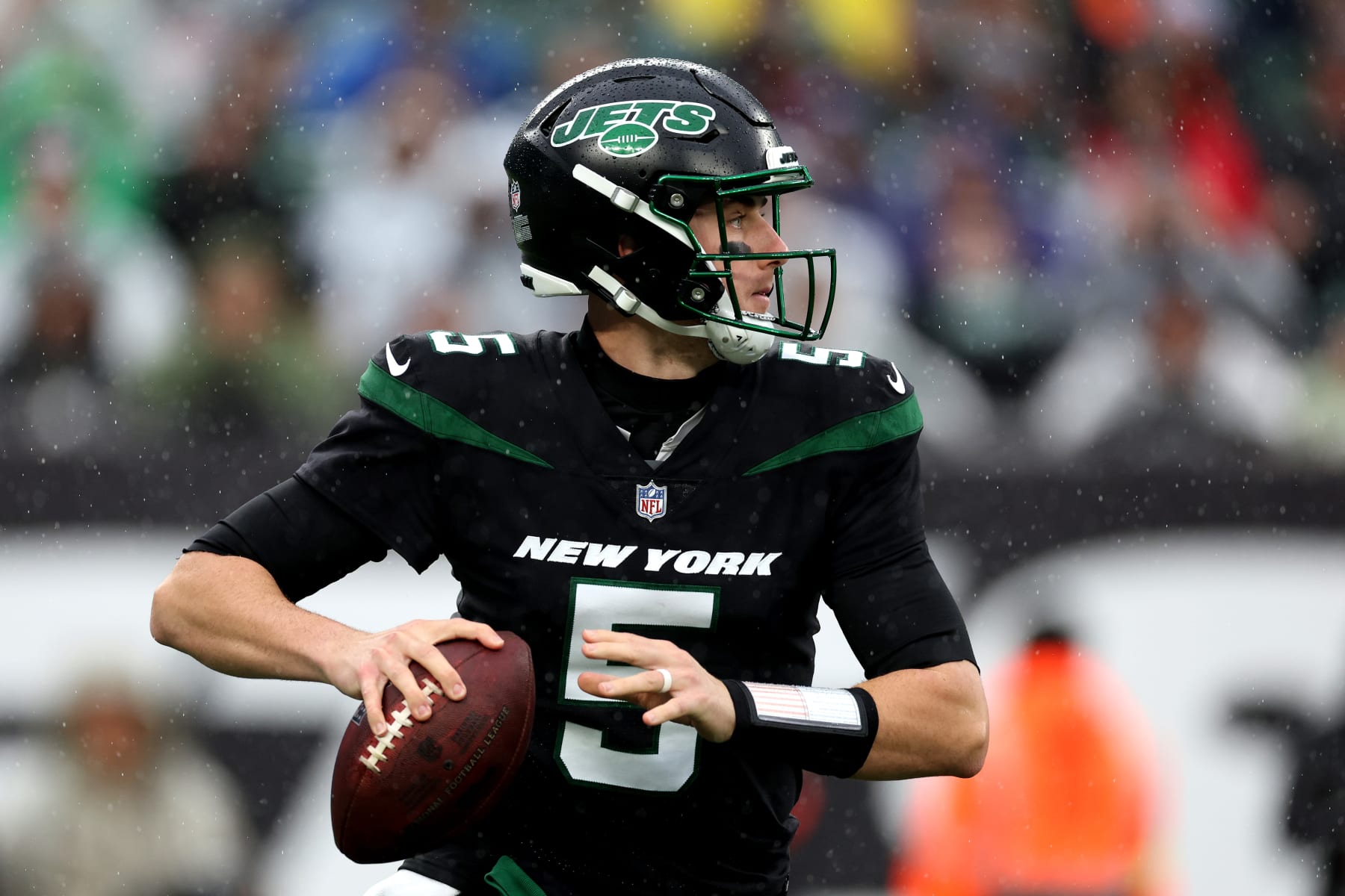 EAST RUTHERFORD, NEW JERSEY - NOVEMBER 27: Mike White #5 of the New York Jets looks to pass in the first half of a game against the Chicago Bears at MetLife Stadium on November 27, 2022 in East Rutherford, New Jersey. (Photo by Al Bello/Getty Images)