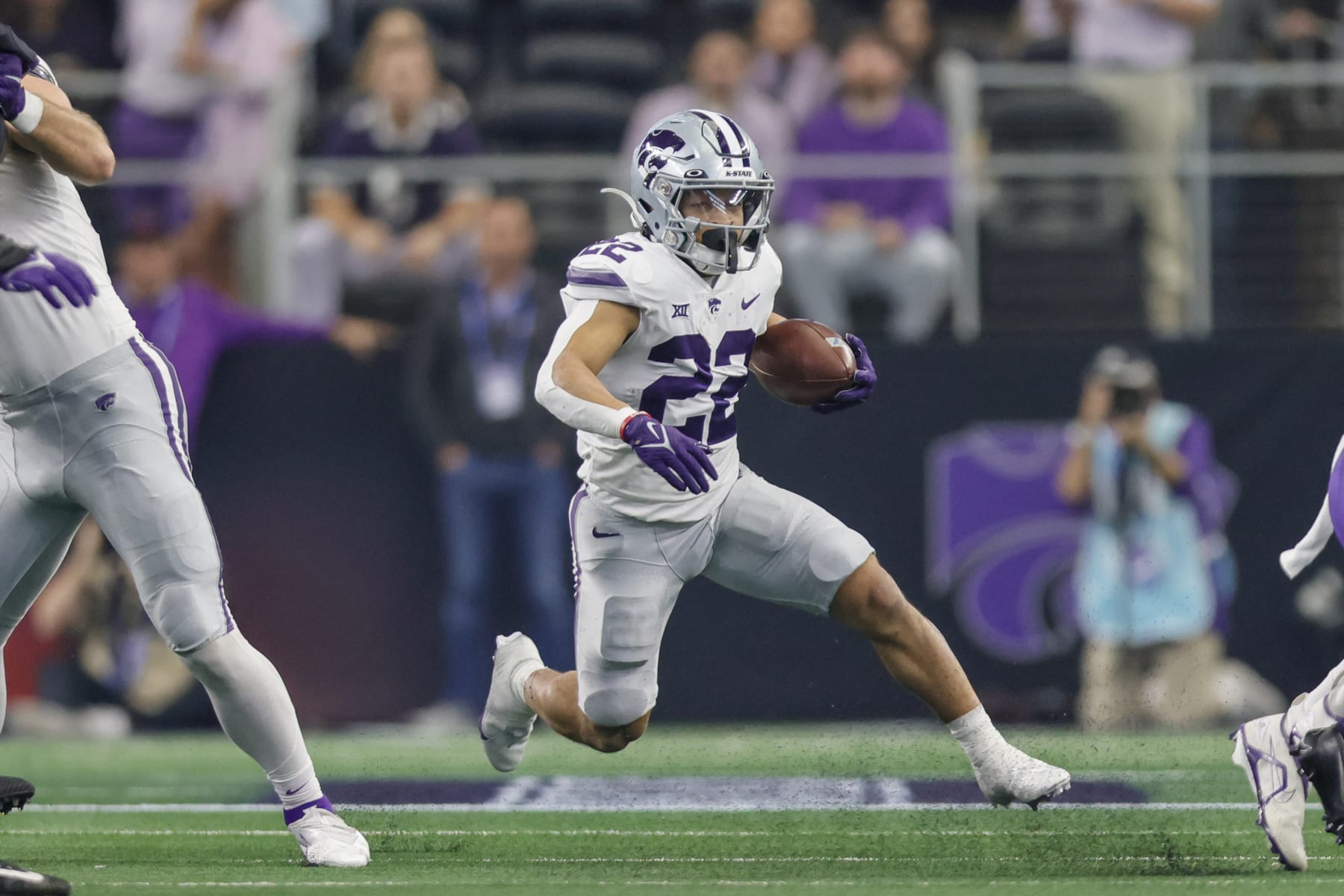 ARLINGTON, TX - DECEMBER 03: Kansas State Wildcats running back Deuce Vaughn (22) runs through the line of scrimmage during the game between the TCU Horned Frogs and the Kansas State Wildcats on December 3, 2022 at AT&T Stadium in Arlington, Texas. (Photo by Matthew Pearce/Icon Sportswire via Getty Images)