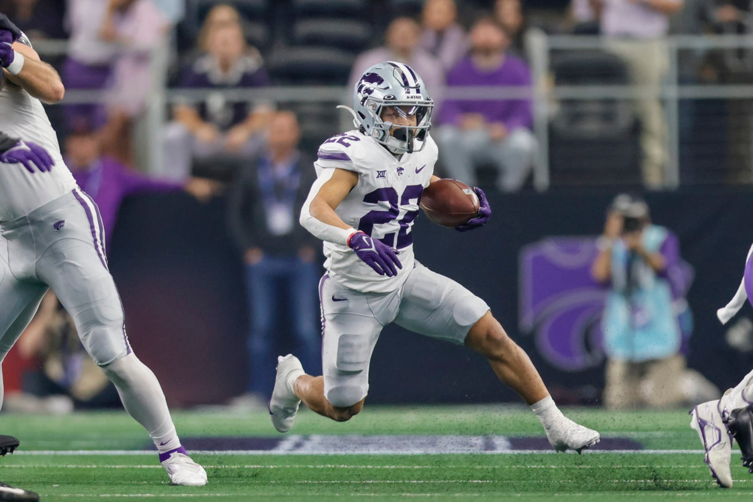 ARLINGTON, TX - DECEMBER 03: Kansas State Wildcats running back Deuce Vaughn (22) runs through the line of scrimmage during the game between the TCU Horned Frogs and the Kansas State Wildcats on December 3, 2022 at AT&T Stadium in Arlington, Texas. (Photo by Matthew Pearce/Icon Sportswire via Getty Images)