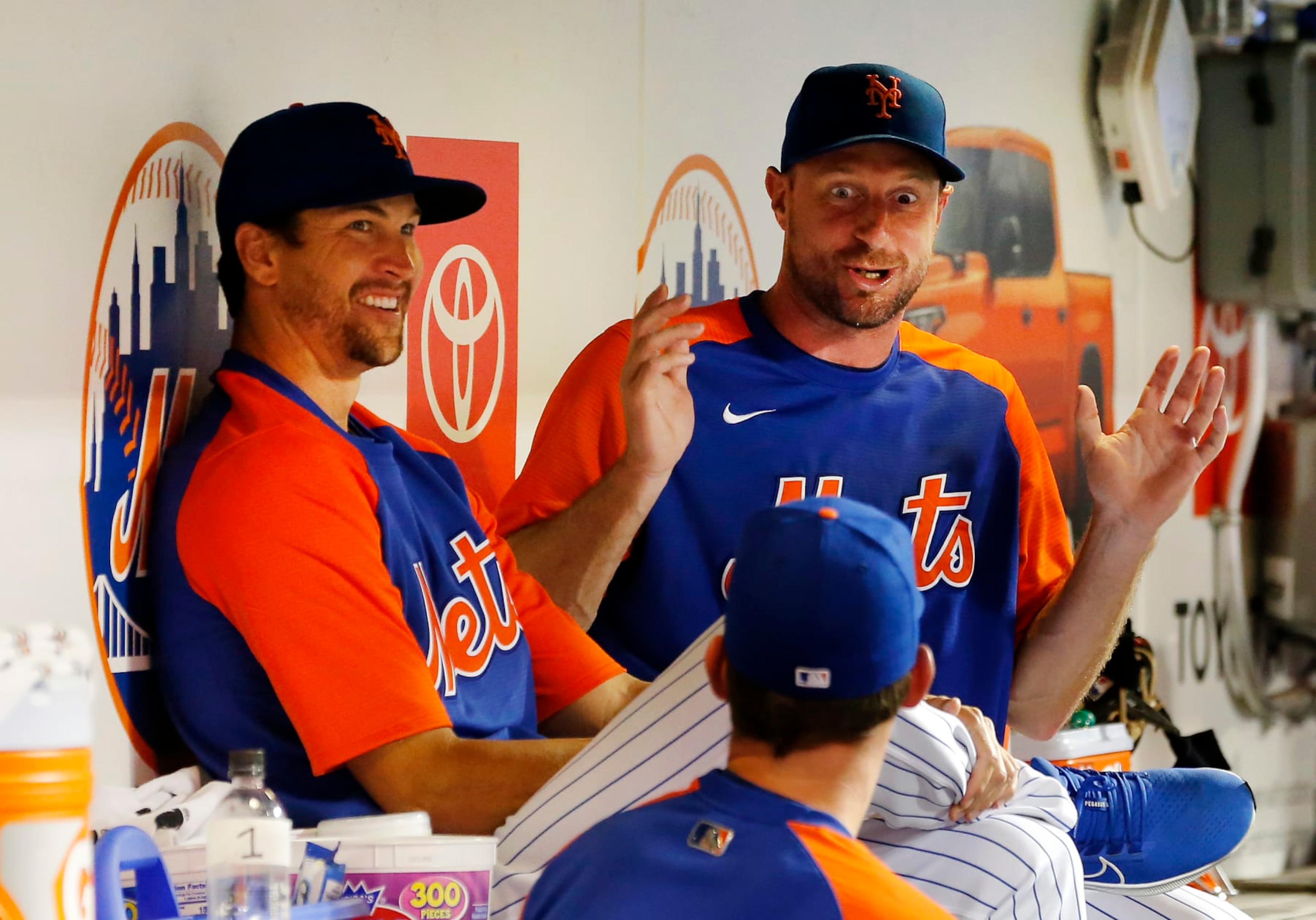 NEW YORK, NEW YORK - AUGUST 04: Jacob deGrom #48 (L) and Max Scherzer #21 of the New York Mets talk in the dugout during a game against the Atlanta Braves at Citi Field on August 04, 2022 in New York City. The Mets defeated the Braves 6-4. (Photo by Jim McIsaac/Getty Images) NEW YORK, NEW YORK - AUGUST 04: Jacob deGrom #48 (L) and Max Scherzer #21 of the New York Mets talk in the dugout during a game against the Atlanta Braves at Citi Field on August 04, 2022 in New York City. The Mets defeated the Braves 6-4. (Photo by Jim McIsaac/Getty Images)