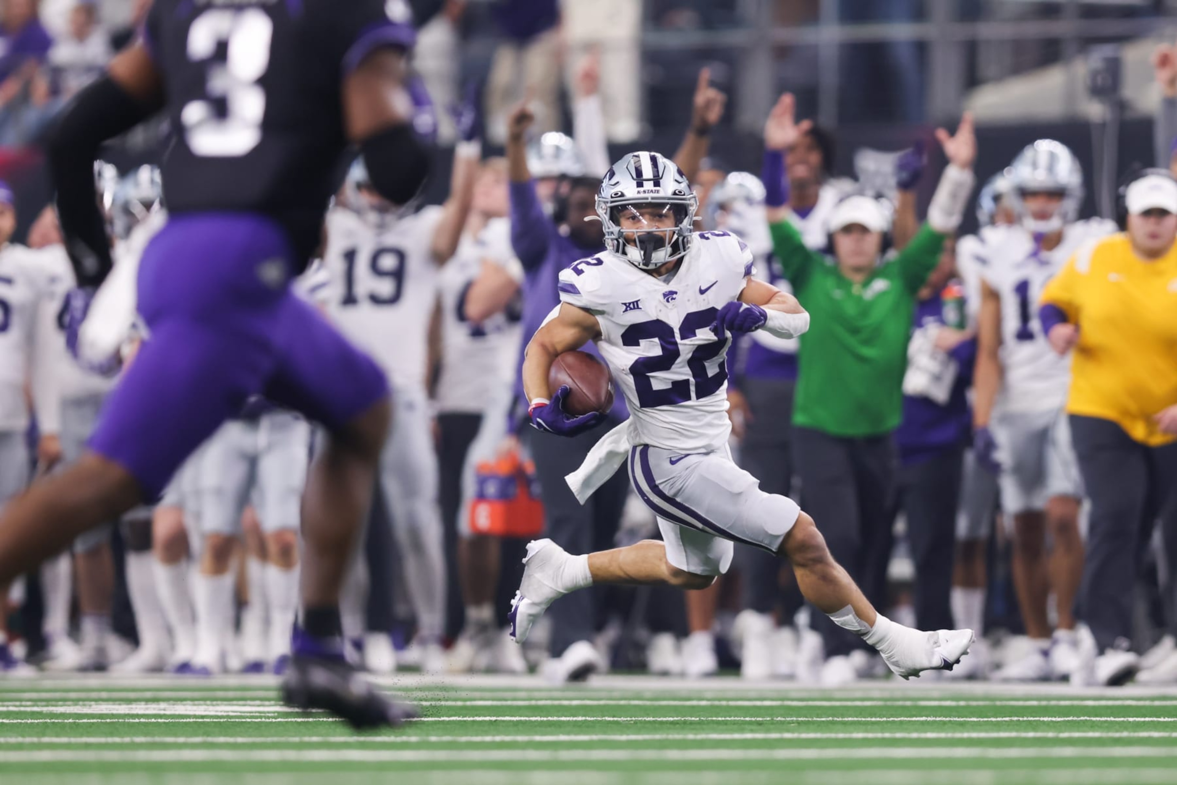 ARLINGTON, TX - DECEMBER 03: Kansas State Wildcats running back Deuce Vaughn (22) runs the ball in the Big 12 Championship Game between the TCU Horned Frogs and the Kansas State Wildcats at AT&T Stadium in Arlington, TX on December 3, 2022 (Photo by John Bunch/Icon Sportswire via Getty Images)