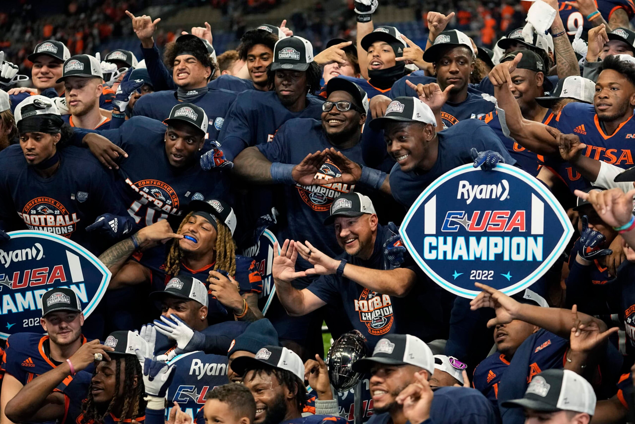 UTSA coach Jeff Traylor, center, celebrate with his team after a win over North Texas in an NCAA college football game for the Conference USA championship in San Antonio, Friday, Dec. 2, 2022. (AP Photo/Eric Gay)