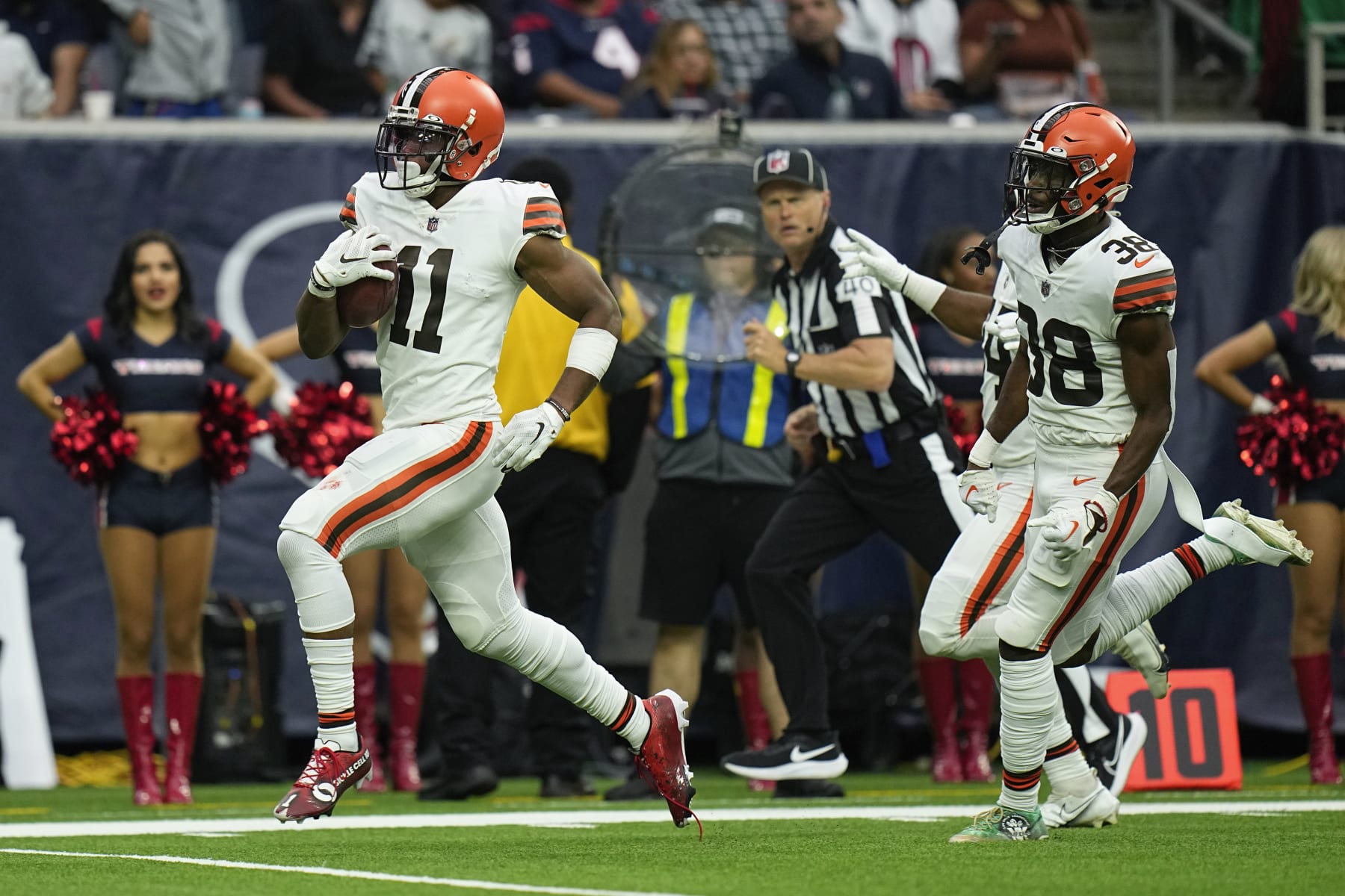Cleveland Browns wide receiver Donovan Peoples-Jones (11) runs into the end zone for a touchdown on a 76-yard punt return during the first half of an NFL football game between the Cleveland Browns and Houston Texans in Houston, Sunday, Dec. 4, 2022,. (AP Photo/Eric Gay)