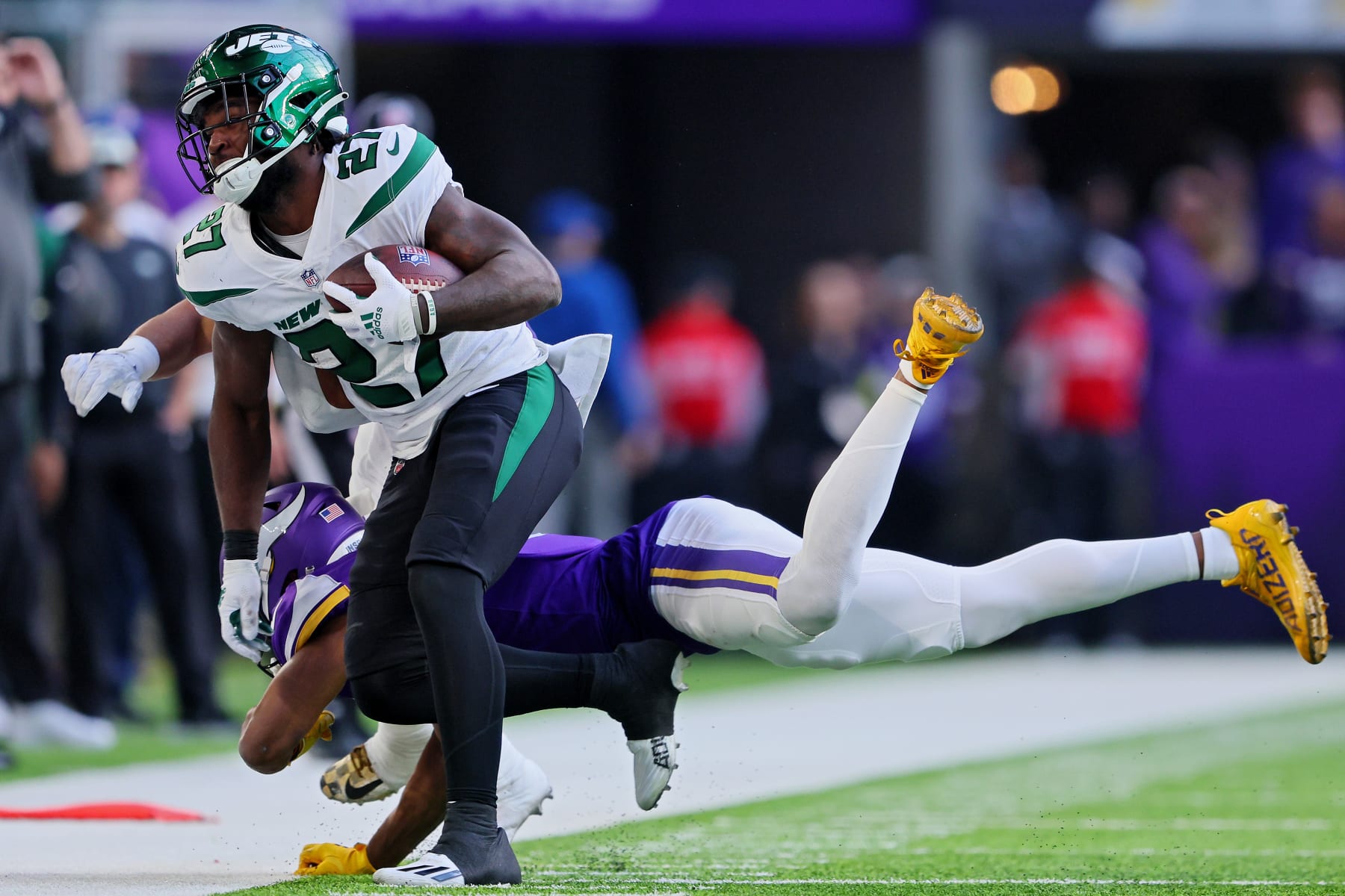 MINNEAPOLIS, MINNESOTA - DECEMBER 04: Akayleb Evans #21 of the Minnesota Vikings forces Zonovan Knight #27 of the New York Jets out of bounds during the second quarter at U.S. Bank Stadium on December 04, 2022 in Minneapolis, Minnesota. (Photo by Adam Bettcher/Getty Images)