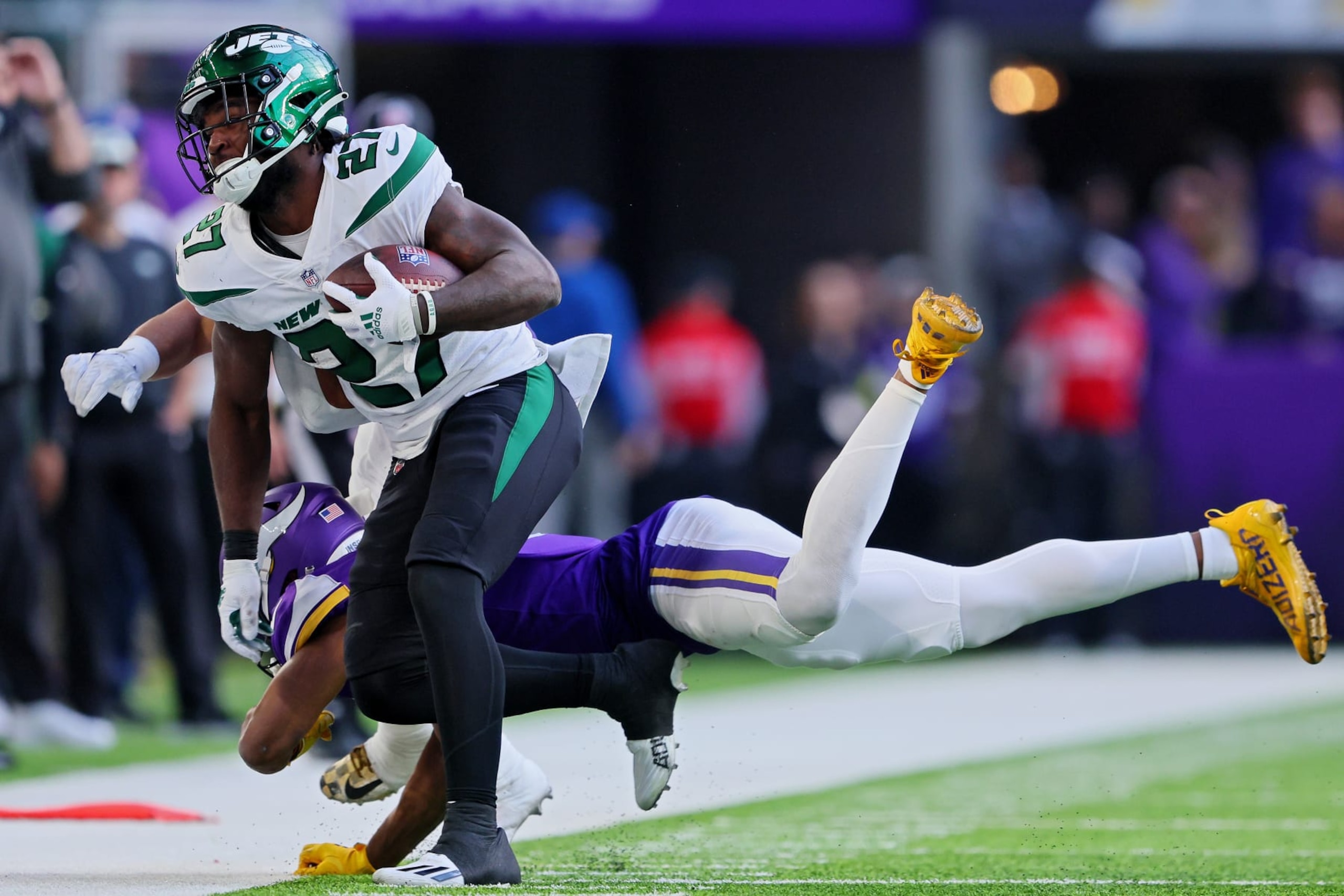 MINNEAPOLIS, MINNESOTA - DECEMBER 04: Akayleb Evans #21 of the Minnesota Vikings forces Zonovan Knight #27 of the New York Jets out of bounds during the second quarter at U.S. Bank Stadium on December 04, 2022 in Minneapolis, Minnesota. (Photo by Adam Bettcher/Getty Images)
