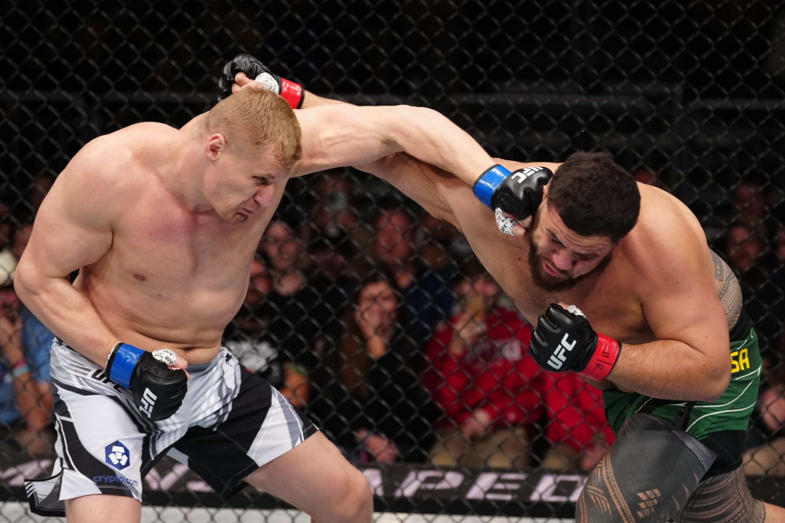 Sergei Pavlovich punches Tai Tuivasa. 