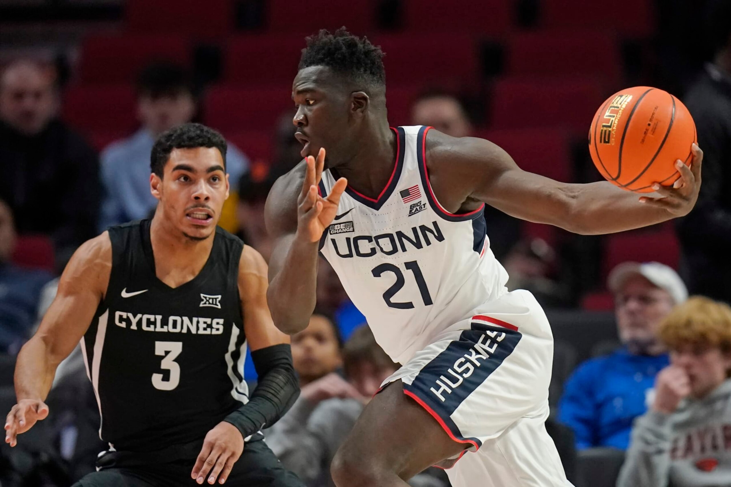 Connecticut's Adama Sanogo and Iowa State's Tamin Lipsey