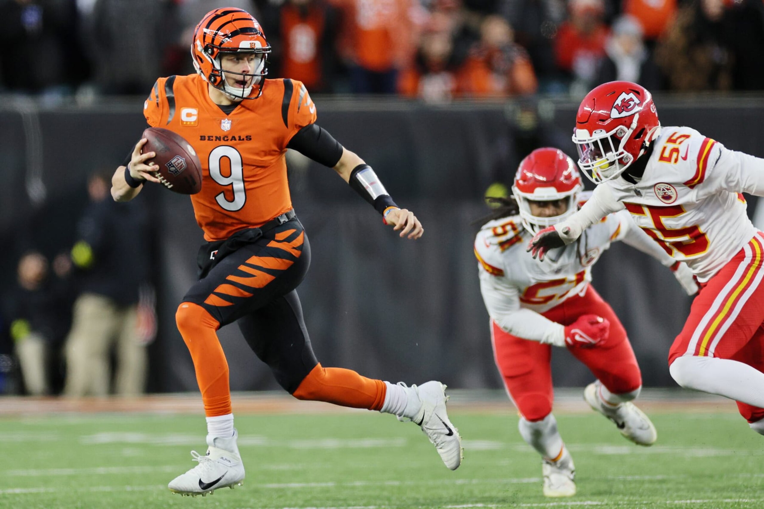CINCINNATI, OHIO - DECEMBER 04: Joe Burrow #9 of the Cincinnati Bengals scrambles with the ball against the Kansas City Chiefs during the first half at Paycor Stadium on December 04, 2022 in Cincinnati, Ohio. (Photo by Andy Lyons/Getty Images)