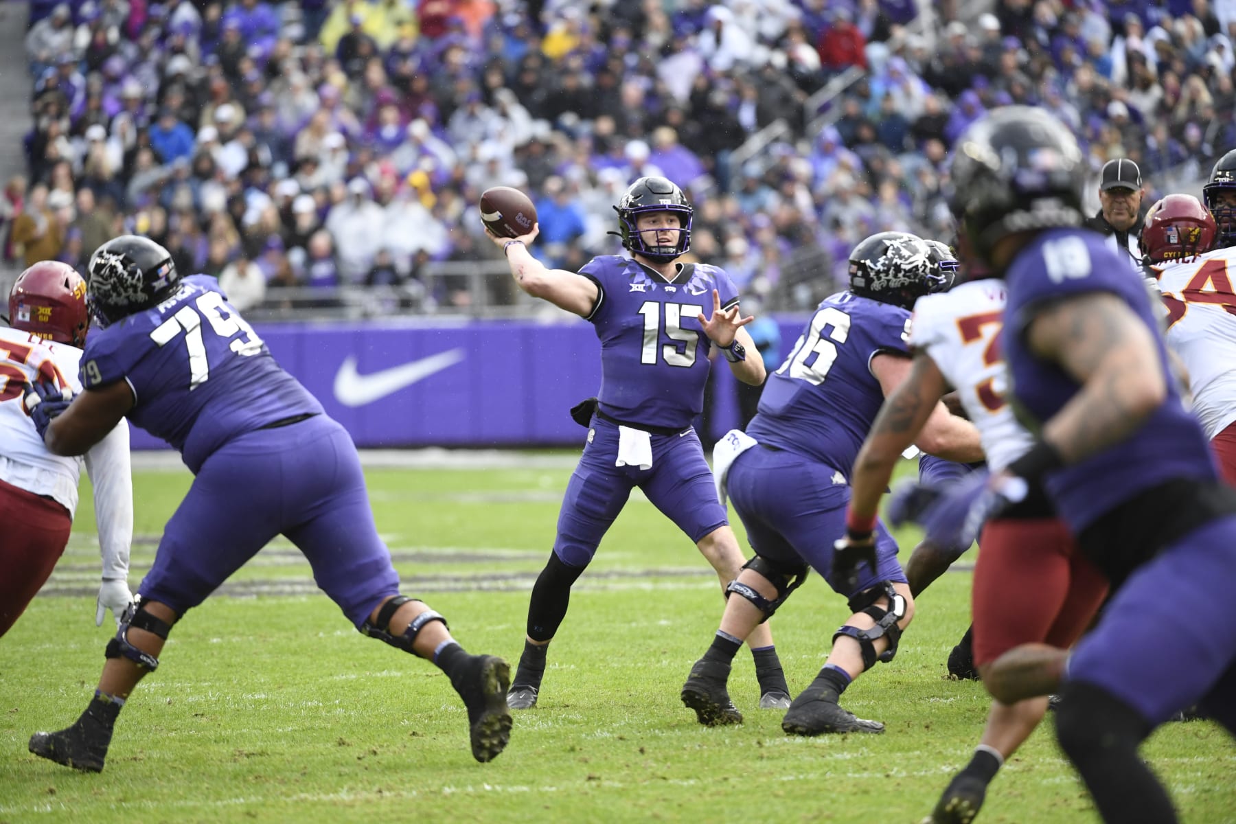 College Football: TCU Max Duggan (15) in action, throwing the football vs. Iowa State at Amon G. Carter Stadium.
Fort Worth, TX 11/26/2022
CREDIT: Greg Nelson (Photo by Greg Nelson/Sports Illustrated via Getty Images) 
(Set Number: X164249 TK1)