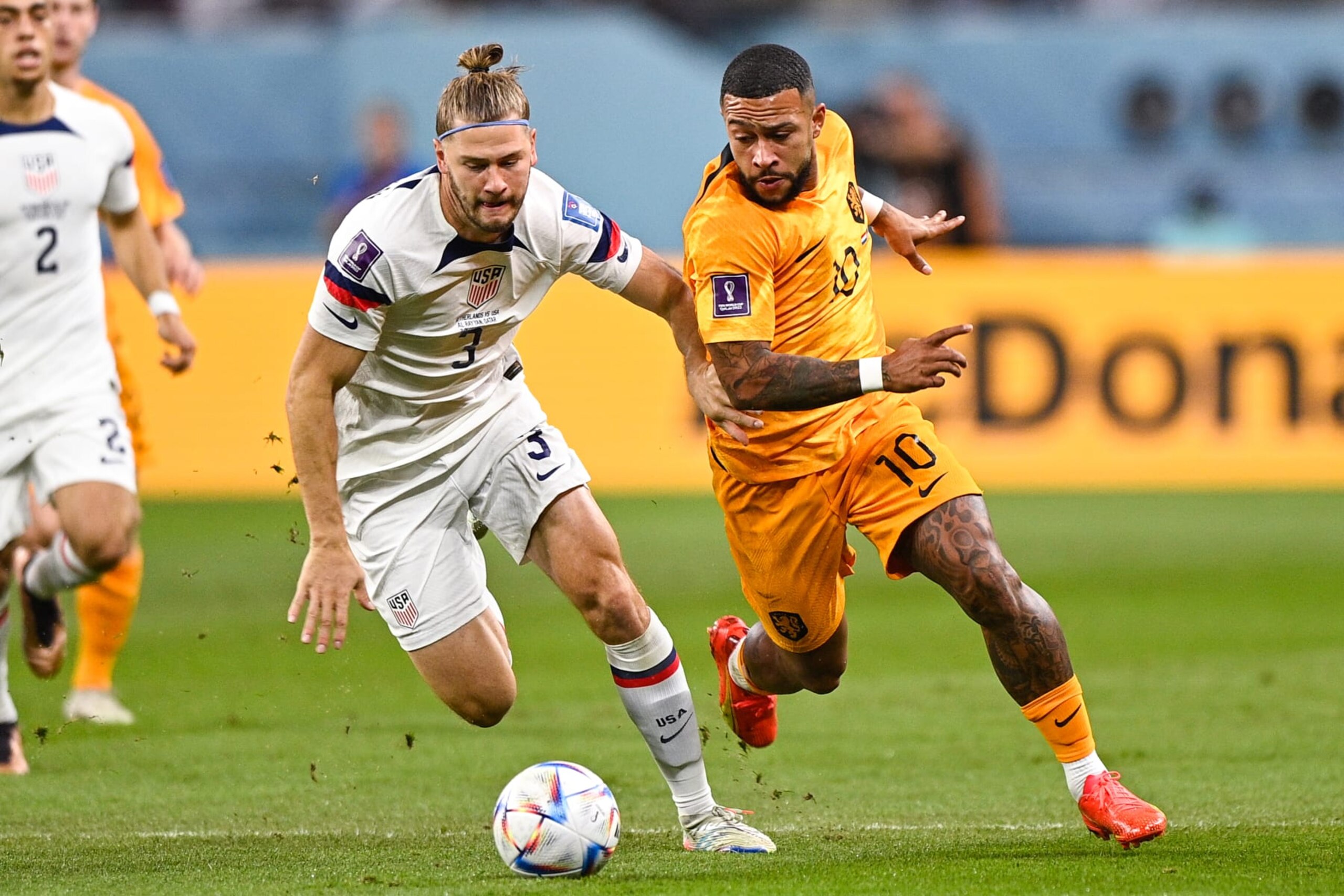 DOHA, QATAR - DECEMBER 3: Walker Zimmerman of USA battles for the ball with Memphis Depay of the Netherlands during the Round of 16 - FIFA World Cup Qatar 2022 match between Netherlands and USA at the Khalifa International Stadium on December 3, 2022 in Doha, Qatar (Photo by Pablo Morano/BSR Agency/Getty Images)
