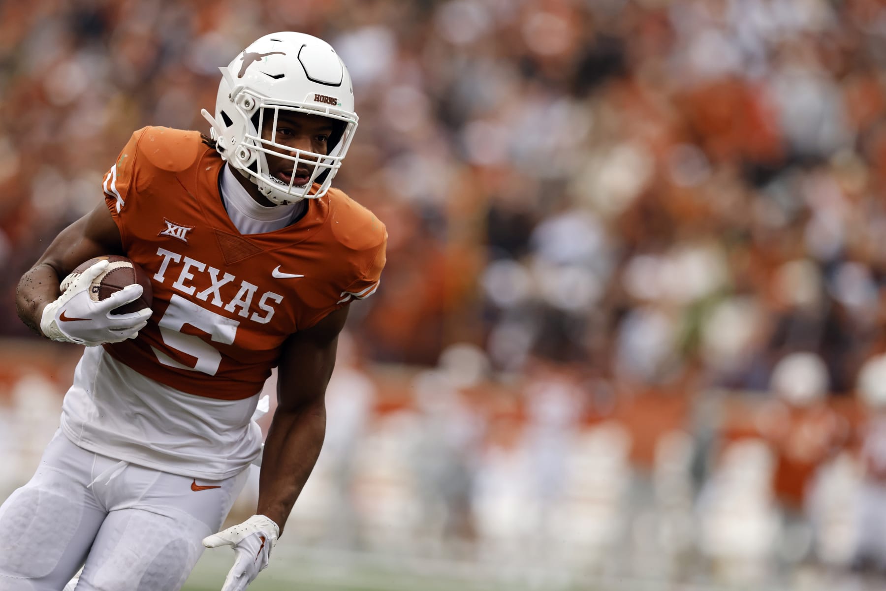 AUSTIN, TX - NOVEMBER 25: Texas running back Bijan Robinson (5) runs the ball play during the game against the Baylor Bears on November 25, 2022, at Darrell K Royal - Texas Memorial Stadium in Austin, TX. (Photo by Adam Davis/Icon Sportswire via Getty Images)