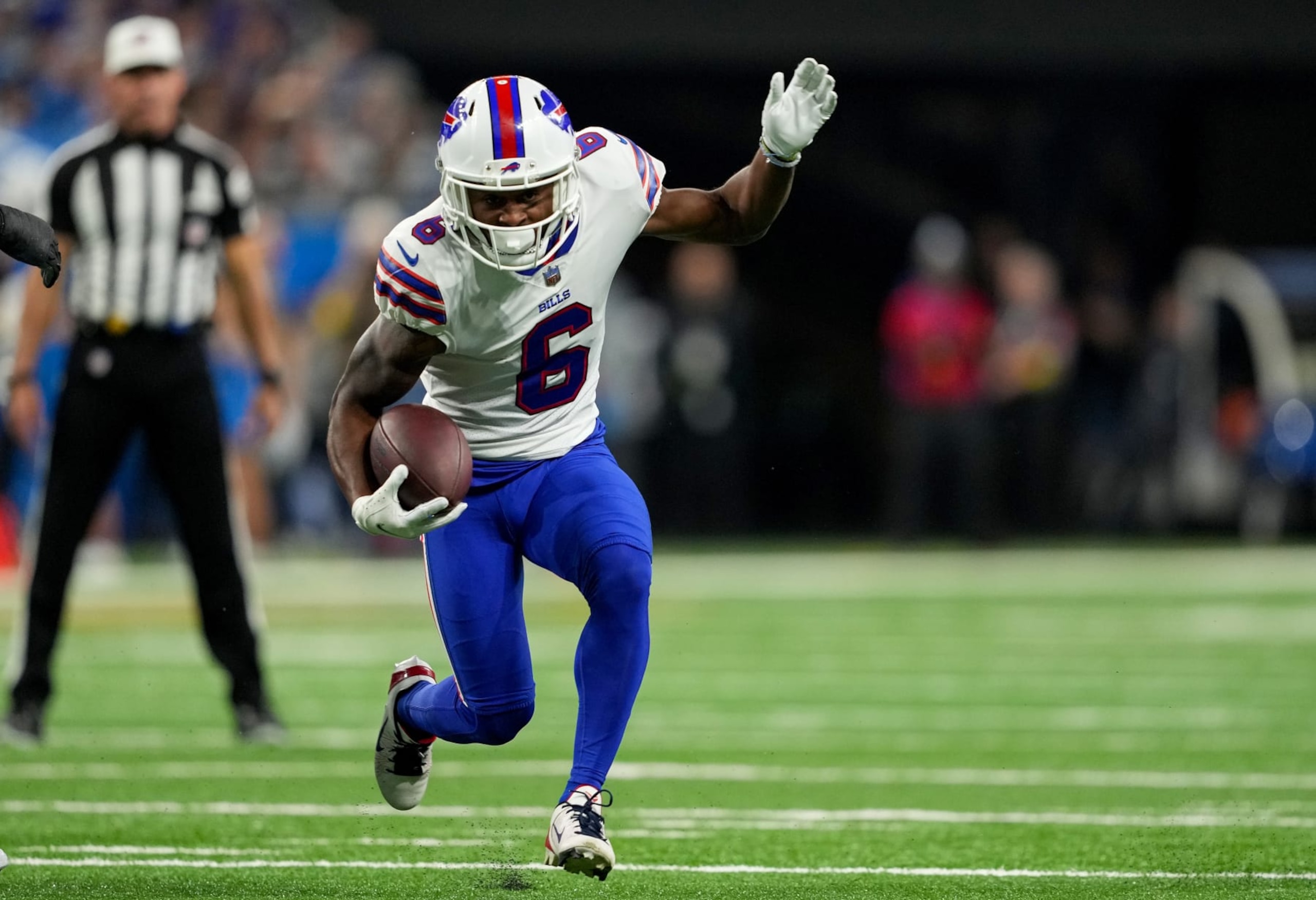 DETROIT, MICHIGAN - NOVEMBER 24: Isaiah McKenzie #6 of the Buffalo Bills rushes with the ball against the Detroit Lions during the first half at Ford Field on November 24, 2022 in Detroit, Michigan. (Photo by Nic Antaya/Getty Images)