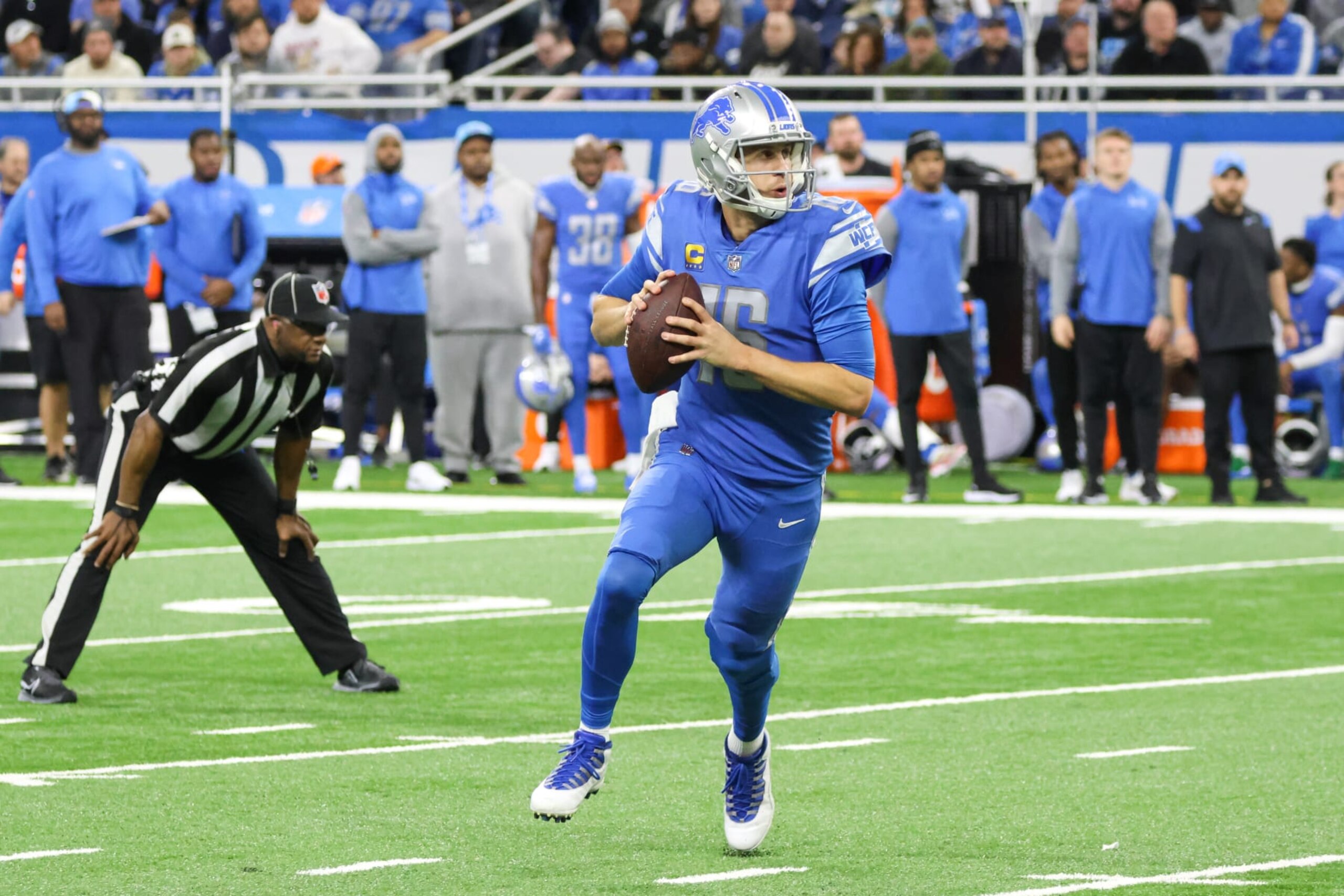 DETROIT, MI - DECEMBER 04:  Detroit Lions quarterback Jared Goff (16) looks for a receiver during the third quarter of an NFL football game between the Jacksonville Jaguars and the Detroit Lions on December 4, 2022 at Ford Field in Detroit, Michigan.  (Photo by Scott W. Grau/Icon Sportswire via Getty Images)