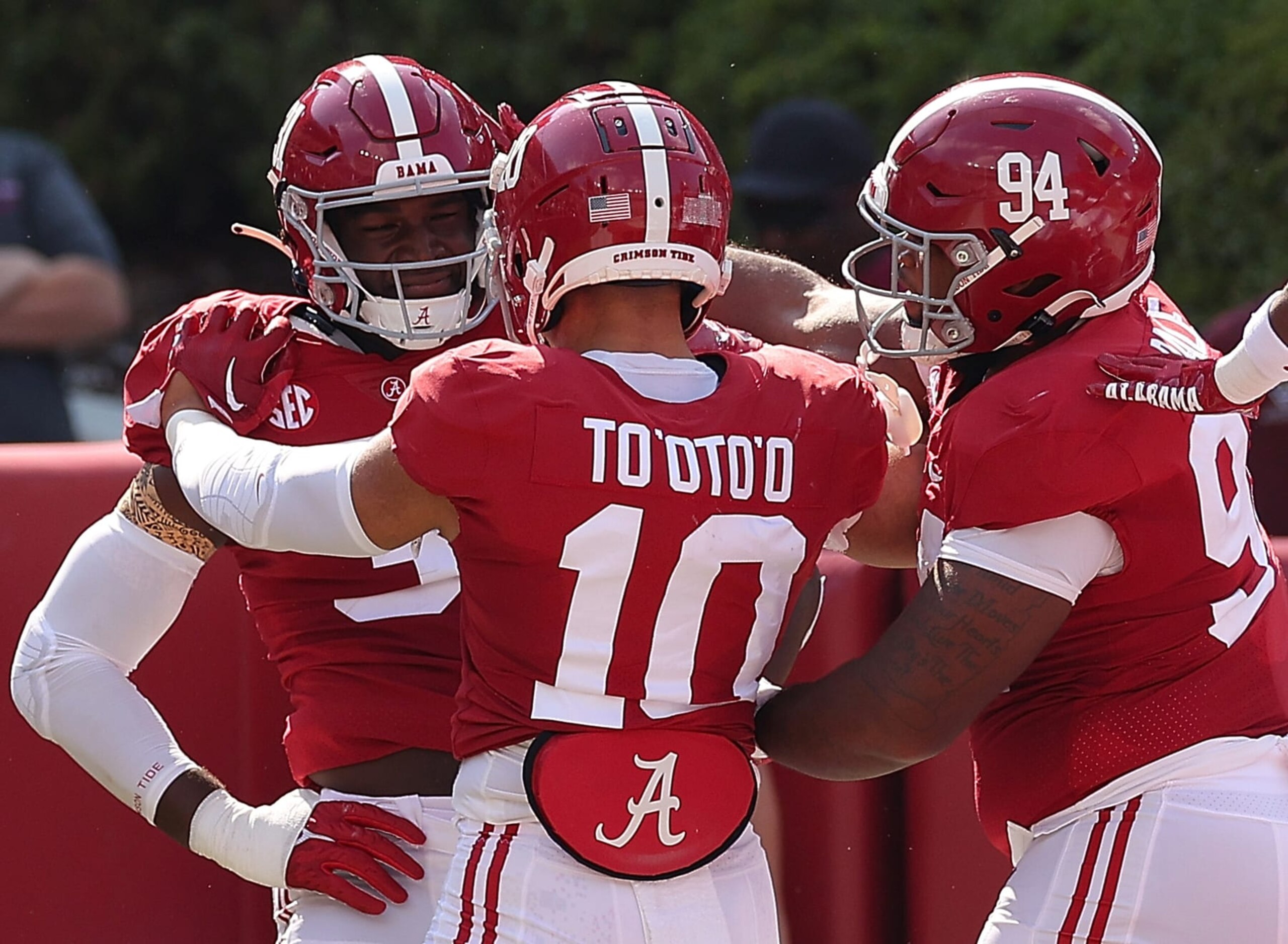 TUSCALOOSA, ALABAMA - SEPTEMBER 17:  Will Anderson Jr. #31 of the Alabama Crimson Tide reacts after returning an interception for a touchdown against the Louisiana Monroe Warhawks with Henry To'oTo'o #10 and DJ Dale #94 during the first quarter at Bryant-Denny Stadium on September 17, 2022 in Tuscaloosa, Alabama. (Photo by Kevin C. Cox/Getty Images)