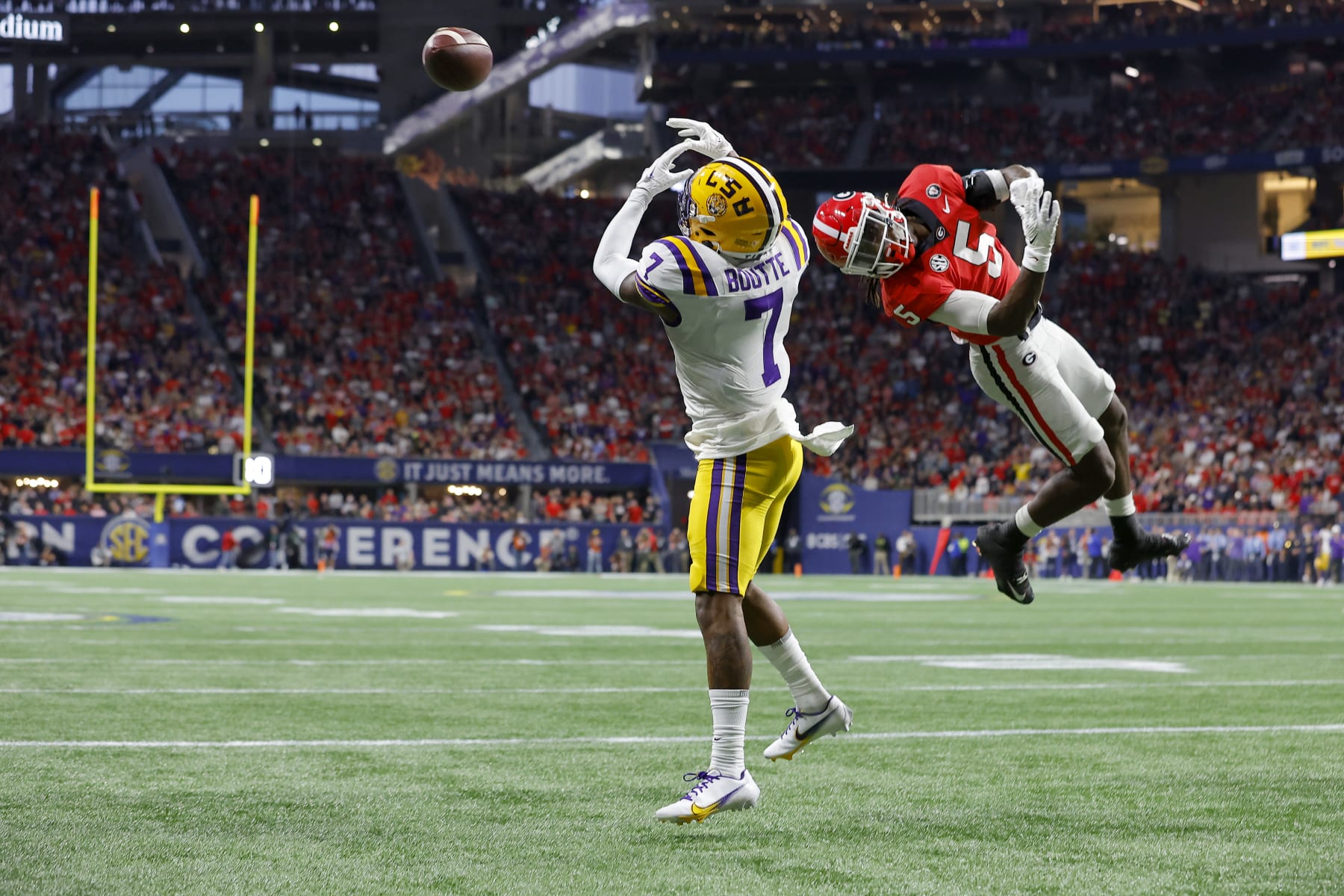 ATLANTA, GEORGIA - DECEMBER 03: Kayshon Boutte #7 of the LSU Tigers misses a reception against Kelee Ringo #5 of the Georgia Bulldogs during the first quarter in the SEC Championship game at Mercedes-Benz Stadium on December 03, 2022 in Atlanta, Georgia. (Photo by Todd Kirkland/Getty Images)