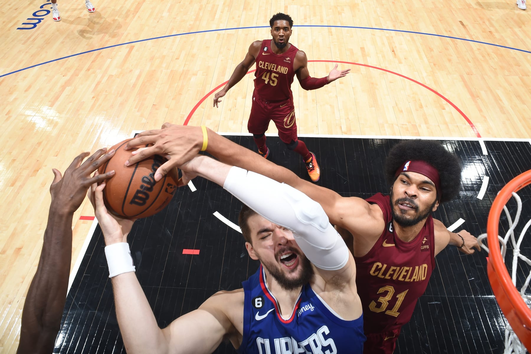 LOS ANGELES, CA - NOVEMBER 7: Jarrett Allen #31 of the Cleveland Cavaliers blocks a shot against the LA Clippers on November 7, 2022 at Crypto.com Arena in Los Angeles, California. NOTE TO USER: User expressly acknowledges and agrees that, by downloading and/or using this Photograph, user is consenting to the terms and conditions of the Getty Images License Agreement. Mandatory Copyright Notice: Copyright 2022 NBAE (Photo by Adam Pantozzi/NBAE via Getty Images)