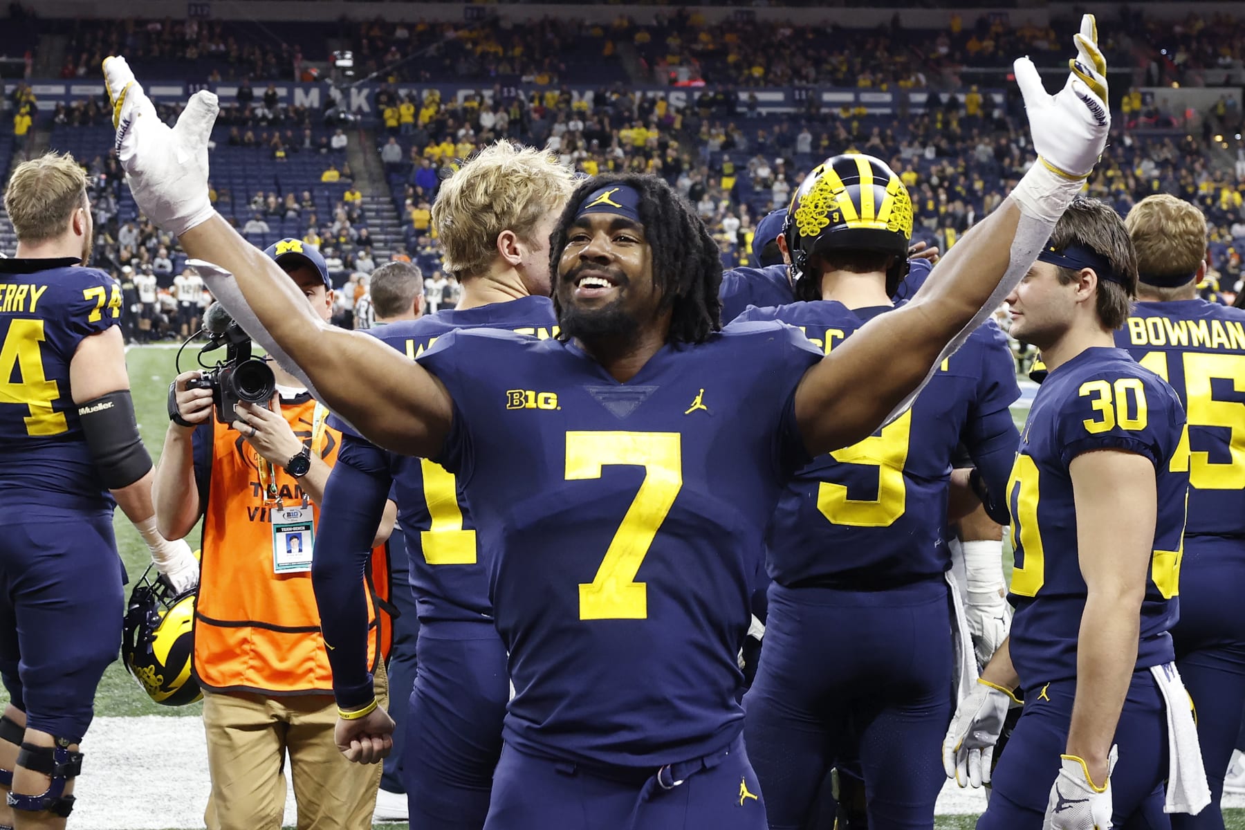 INDIANAPOLIS, IN - DECEMBER 03: Michigan Wolverines running back Donovan Edwards (7) celebrates on the sideline in the closing seconds of the Big 10 Championship college football game against the Purdue Boilermakers on December 3, 2022 at Lucas Oil Stadium in Indianapolis, Indiana. (Photo by Joe Robbins/Icon Sportswire via Getty Images)