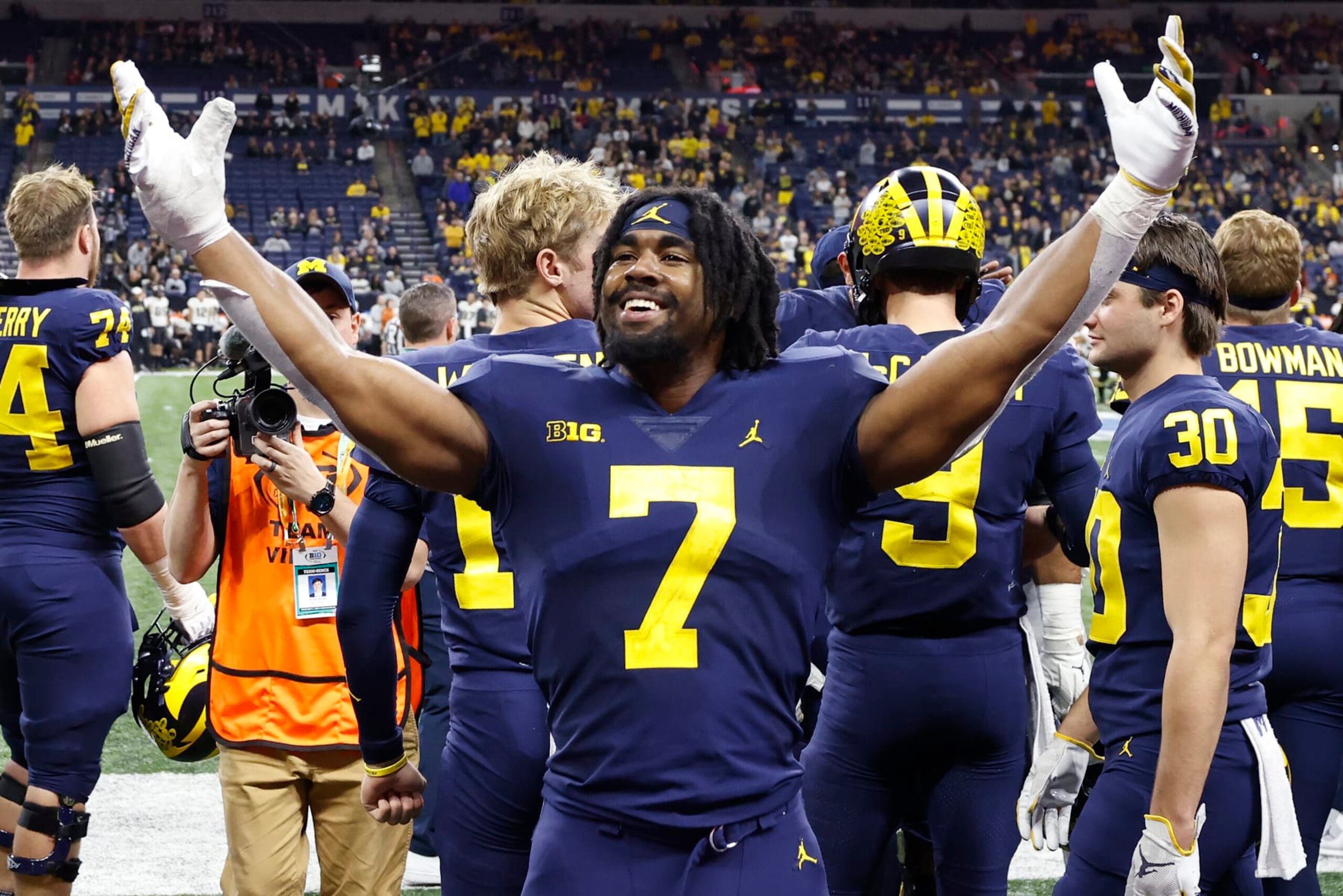 INDIANAPOLIS, IN - DECEMBER 03: Michigan Wolverines running back Donovan Edwards (7) celebrates on the sideline in the closing seconds of the Big 10 Championship college football game against the Purdue Boilermakers on December 3, 2022 at Lucas Oil Stadium in Indianapolis, Indiana. (Photo by Joe Robbins/Icon Sportswire via Getty Images)