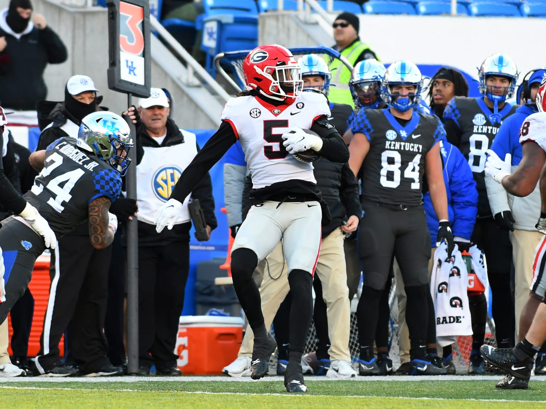 LEXINGTON, KY - NOVEMBER 19: Georgia Bulldogs Defensive Back Kelee Ringo (5) returns an intercepted pass during the college football game between the Georgia Bulldogs and the Kentucky Wildcats on November 19, 2022, at Common Wealth Stadium in Lexington, KY. (Photo by Jeffrey Vest/Icon Sportswire via Getty Images)