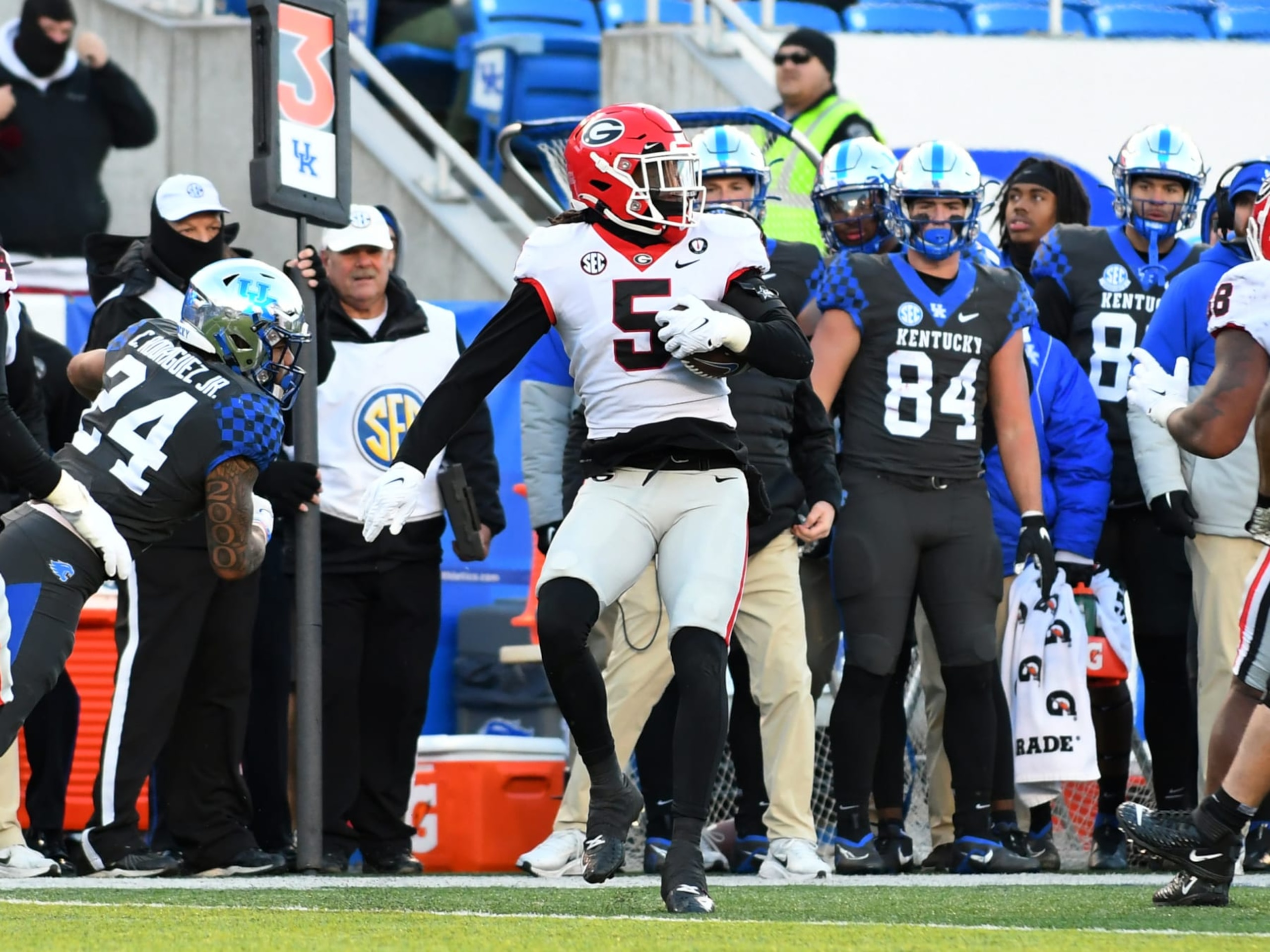 LEXINGTON, KY - NOVEMBER 19: Georgia Bulldogs Defensive Back Kelee Ringo (5) returns an intercepted pass during the college football game between the Georgia Bulldogs and the Kentucky Wildcats on November 19, 2022, at Common Wealth Stadium in Lexington, KY. (Photo by Jeffrey Vest/Icon Sportswire via Getty Images)
