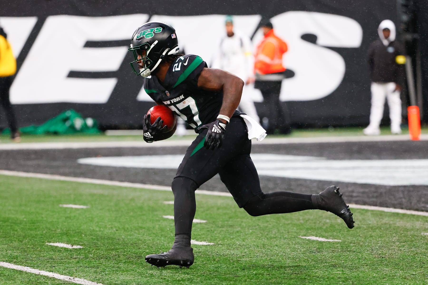 EAST RUTHERFORD, NJ - NOVEMBER 27:  New York Jets running back Zonovan Knight (27) during the National Football League game between the New York Jets and the Chicago Bears on November 27, 2022 at MetLife Stadium in East Rutherford, New Jersey.   (Photo by Rich Graessle/Icon Sportswire via Getty Images)