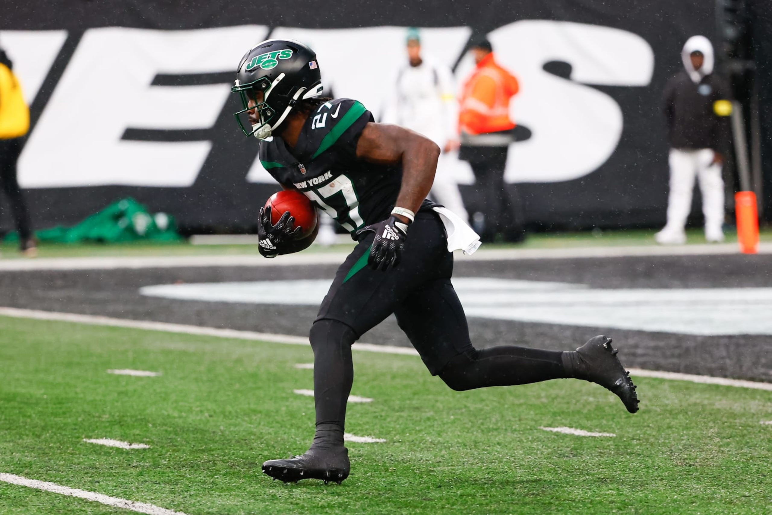 EAST RUTHERFORD, NJ - NOVEMBER 27:  New York Jets running back Zonovan Knight (27) during the National Football League game between the New York Jets and the Chicago Bears on November 27, 2022 at MetLife Stadium in East Rutherford, New Jersey.   (Photo by Rich Graessle/Icon Sportswire via Getty Images)