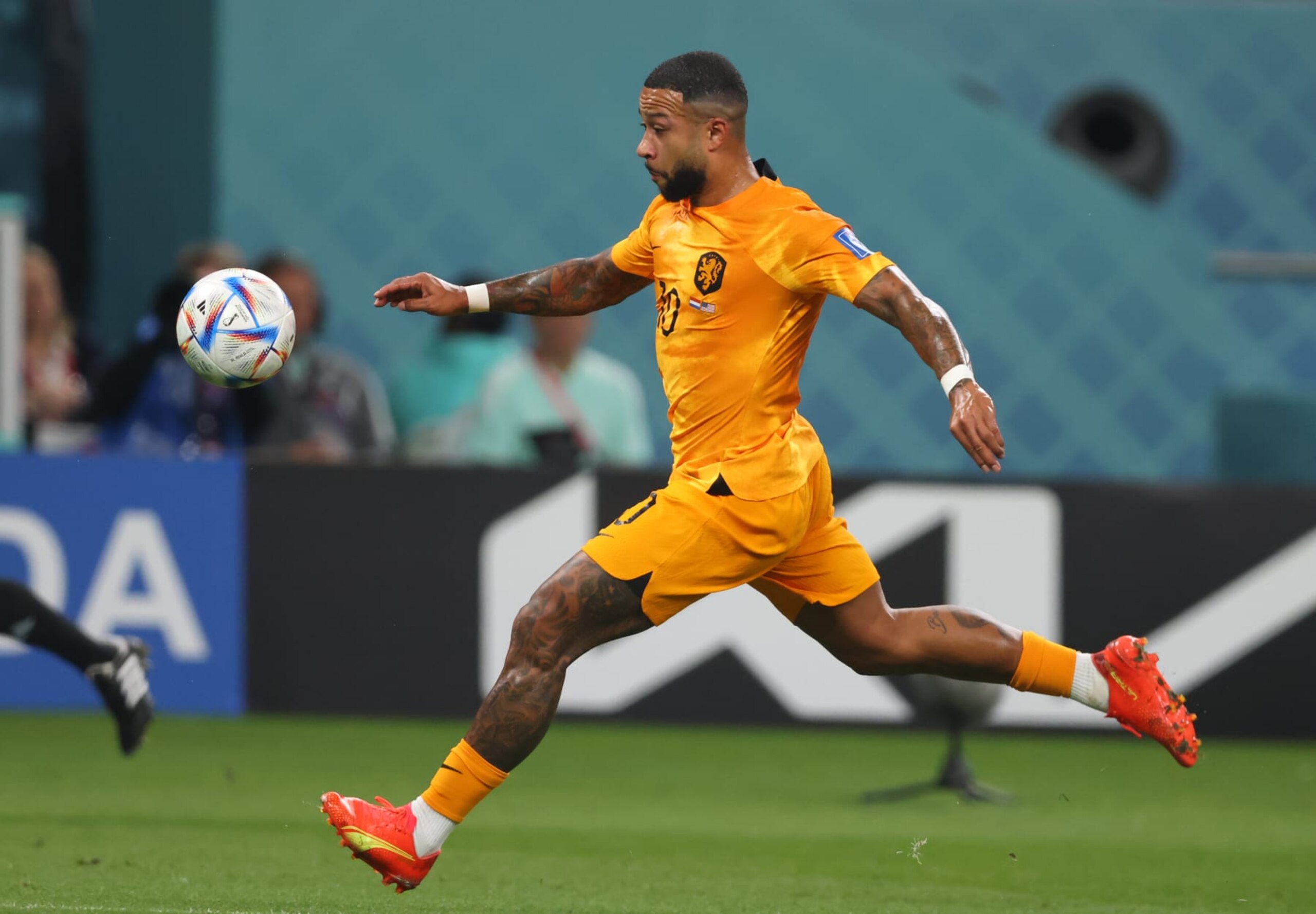 DOHA, QATAR - DECEMBER 03: Memphis Depay of Netherlands runs with a ball  during the FIFA World Cup Qatar 2022 Round of 16 match between Netherlands and USA at Khalifa International Stadium on December 03, 2022 in Doha, Qatar. (Photo by Stefan Matzke - sampics/Corbis via Getty Images)