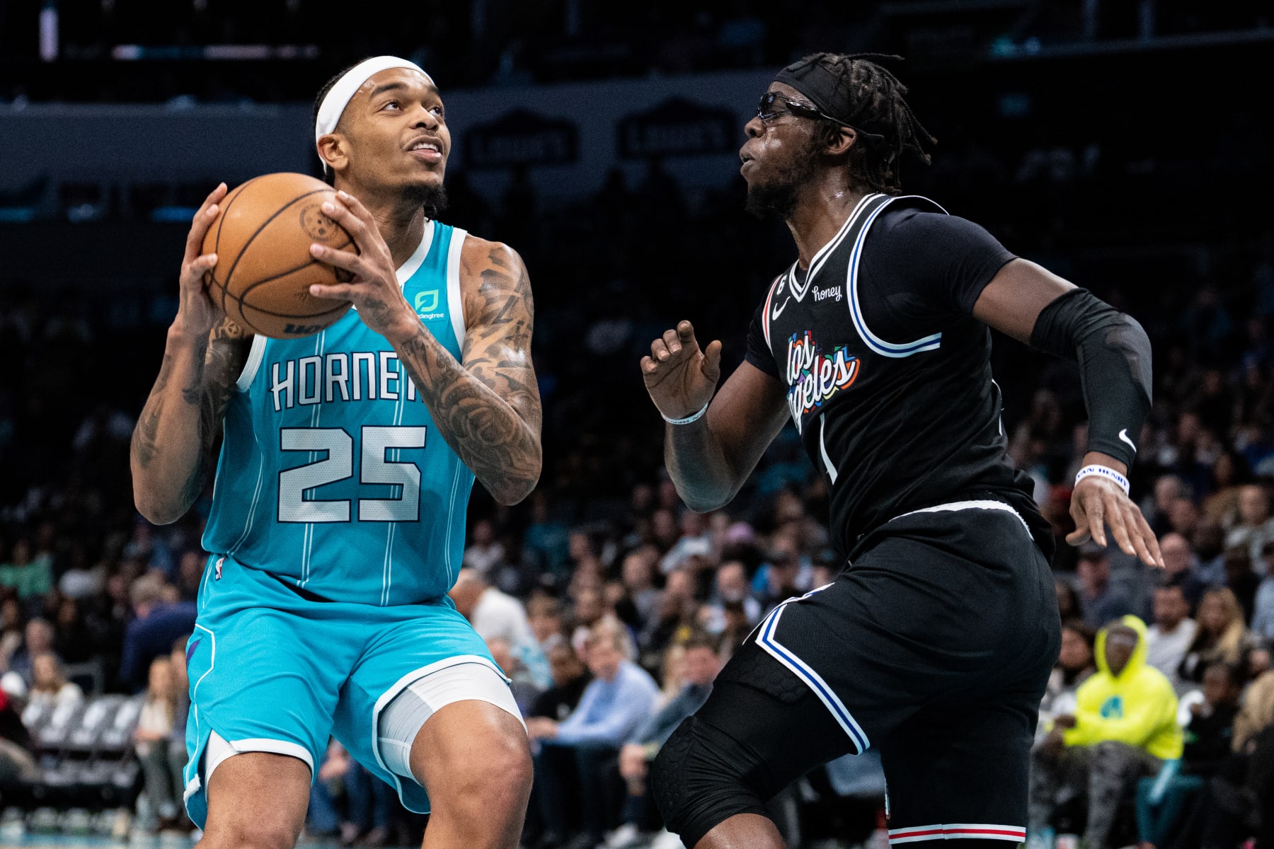 CHARLOTTE, NORTH CAROLINA - DECEMBER 05: P.J. Washington #25 of the Charlotte Hornets drives to the basket while guarded by Reggie Jackson #1 of the LA Clippers in the third quarter during their game at Spectrum Center on December 05, 2022 in Charlotte, North Carolina. NOTE TO USER: User expressly acknowledges and agrees that, by downloading and or using this photograph, User is consenting to the terms and conditions of the Getty Images License Agreement. (Photo by Jacob Kupferman/Getty Images)