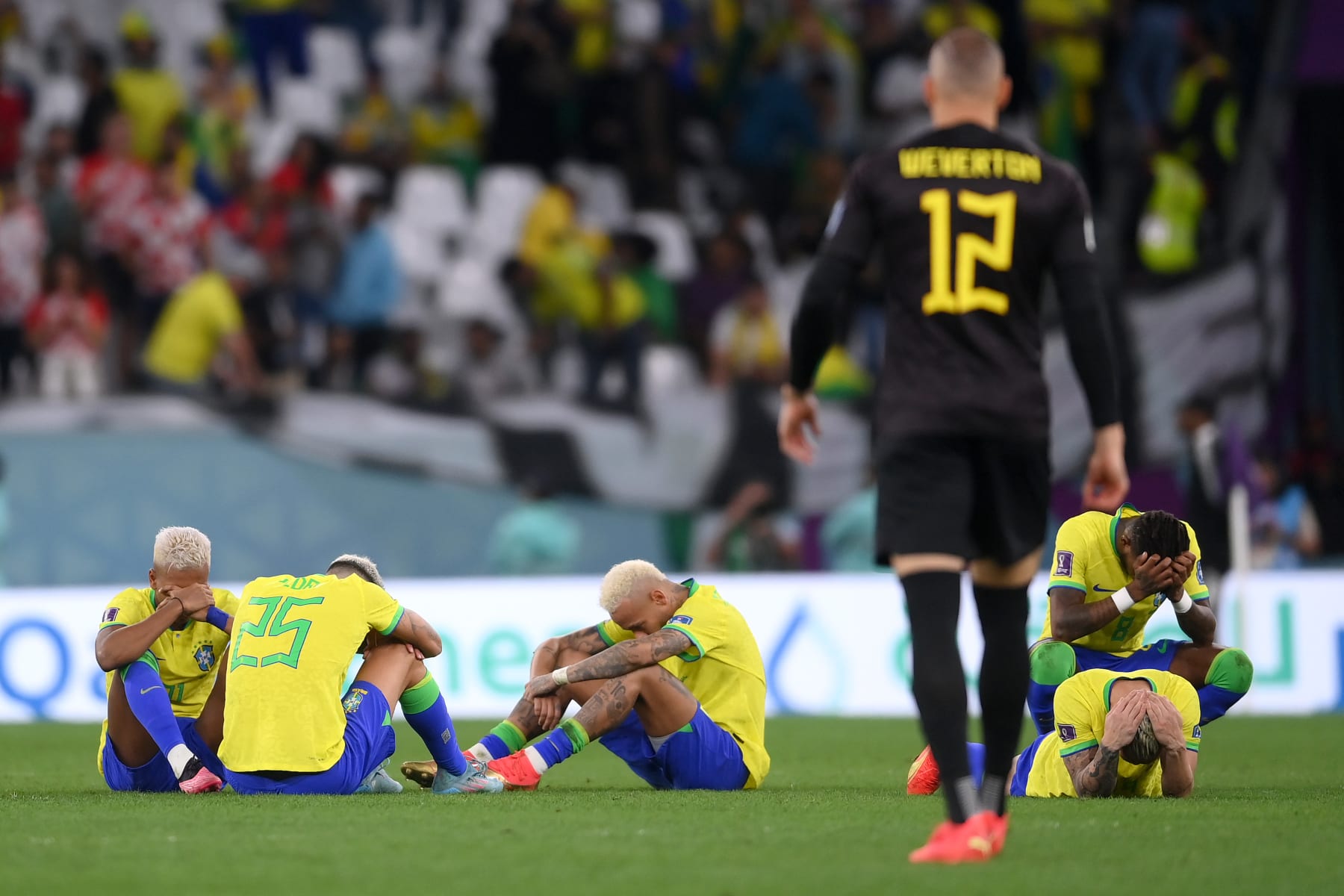 AL RAYYAN, QATAR - DECEMBER 09: Brazil players look dejected after their sides' elimination from the tournament after a penalty shoot out loss during the FIFA World Cup Qatar 2022 quarter final match between Croatia and Brazil at Education City Stadium on December 09, 2022 in Al Rayyan, Qatar. (Photo by Laurence Griffiths/Getty Images)