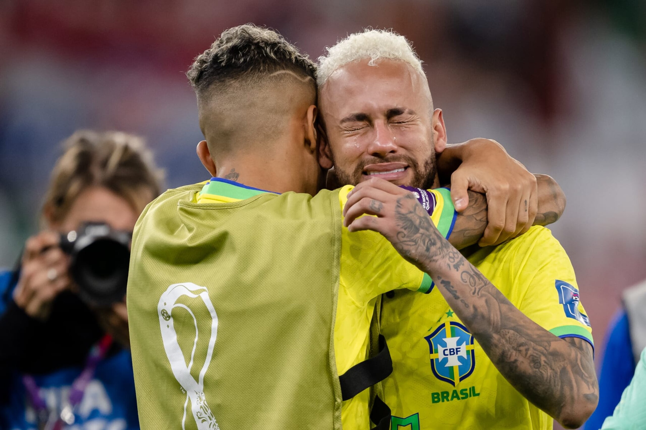 AL RAYYAN, QATAR - DECEMBER 09: Neymar (R) of Brazil cries and gets comforts by Raphinha (L) of Brazil after the FIFA World Cup Qatar 2022 quarter final match between Croatia and Brazil at Education City Stadium on December 09, 2022 in Al Rayyan, Qatar. (Photo by Marvin Ibo Guengoer - GES Sportfoto/Getty Images) AL RAYYAN, QATAR - DECEMBER 09: Neymar (R) of Brazil cries and gets comforts by Raphinha (L) of Brazil after the FIFA World Cup Qatar 2022 quarter final match between Croatia and Brazil at Education City Stadium on December 09, 2022 in Al Rayyan, Qatar. (Photo by Marvin Ibo Guengoer - GES Sportfoto/Getty Images)