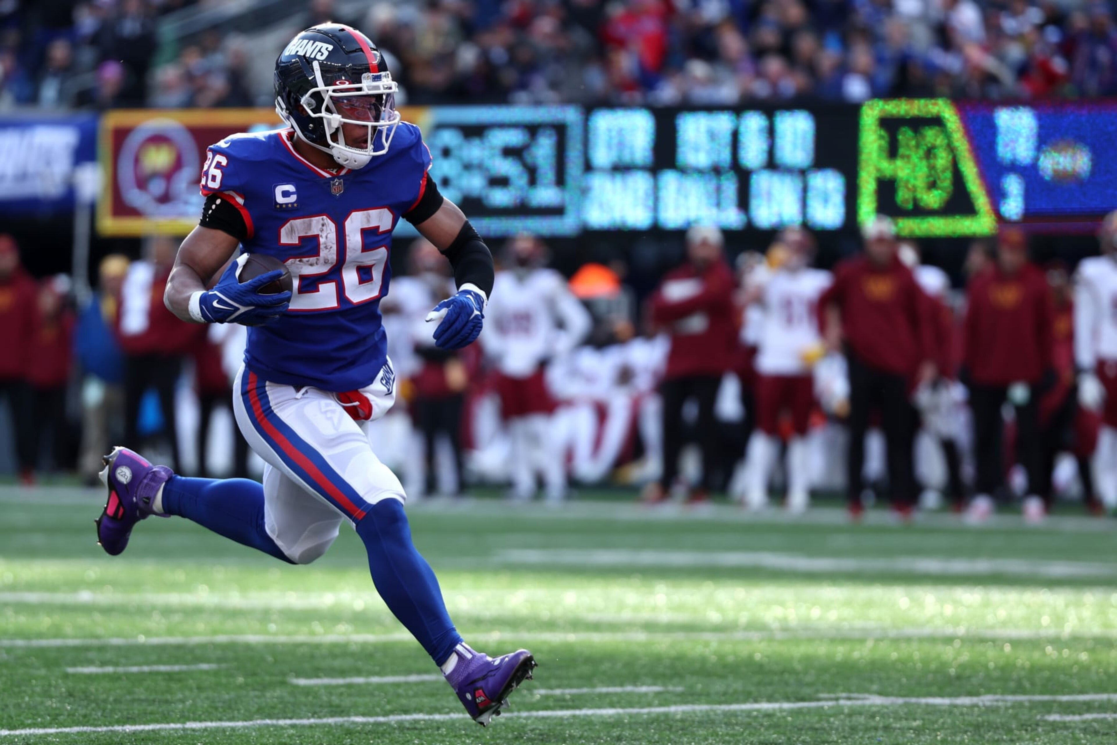 EAST RUTHERFORD, NEW JERSEY - DECEMBER 04: Saquon Barkley #26 of the New York Giants runs with the ball in the second quarter of a game against the Washington Commanders at MetLife Stadium on December 04, 2022 in East Rutherford, New Jersey. (Photo by Al Bello/Getty Images) EAST RUTHERFORD, NEW JERSEY - DECEMBER 04: Saquon Barkley #26 of the New York Giants runs with the ball in the second quarter of a game against the Washington Commanders at MetLife Stadium on December 04, 2022 in East Rutherford, New Jersey. (Photo by Al Bello/Getty Images)