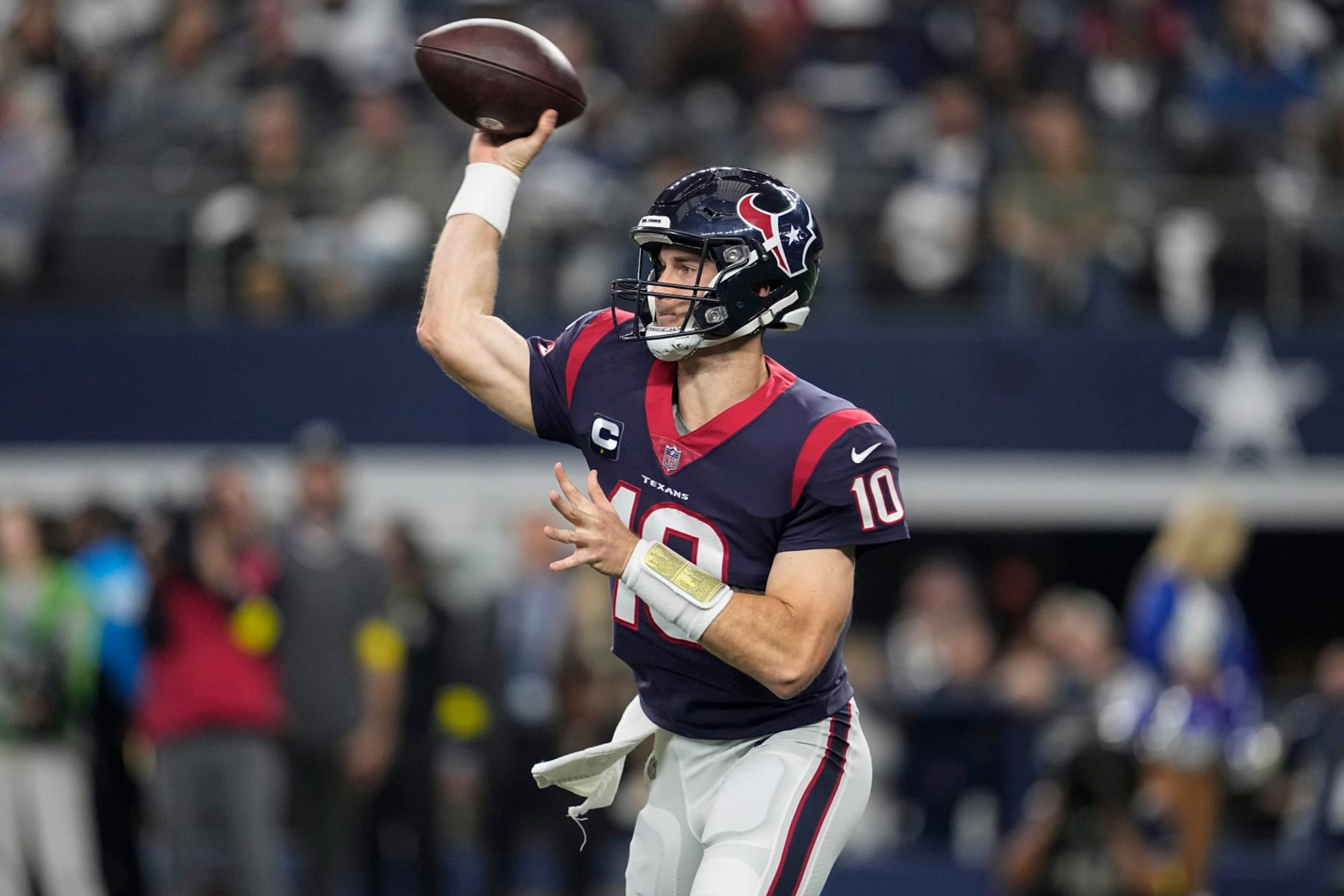 Houston Texans quarterback Davis Mills (10) throws a pass against the Dallas Cowboys in the first half of an NFL football game, Sunday, Dec. 11, 2022, in Arlington, Texas. (AP Photo/Tony Gutierrez)