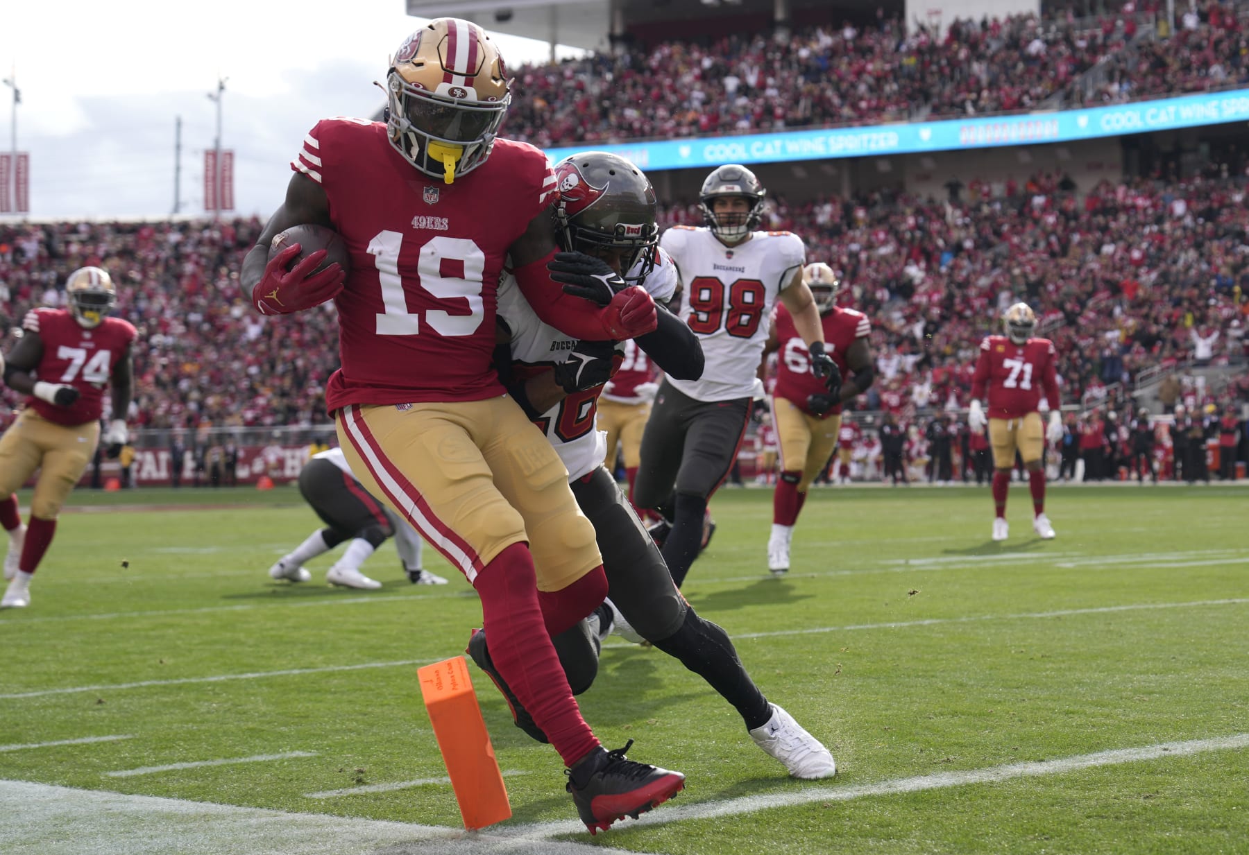 SANTA CLARA, CALIFORNIA - DECEMBER 11: Deebo Samuel #19 of the San Francisco 49ers scores a touchdown against Logan Ryan #26 of the Tampa Bay Buccaneers during the first quarter at Levi's Stadium on December 11, 2022 in Santa Clara, California. (Photo by Thearon W. Henderson/Getty Images)