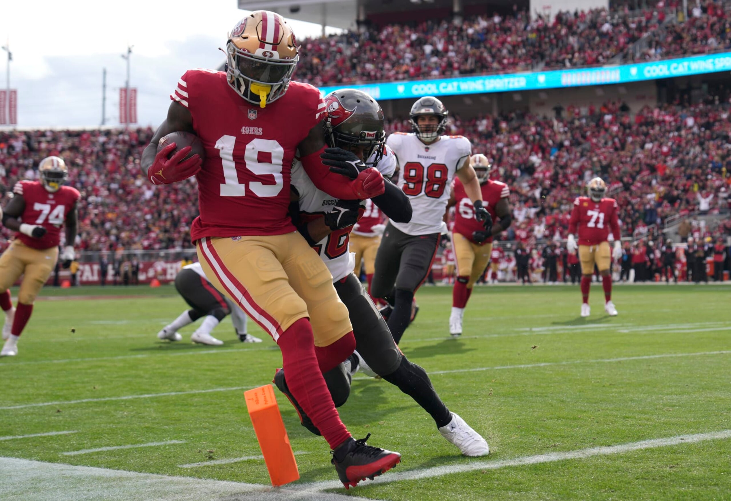 SANTA CLARA, CALIFORNIA - DECEMBER 11: Deebo Samuel #19 of the San Francisco 49ers scores a touchdown against Logan Ryan #26 of the Tampa Bay Buccaneers during the first quarter at Levi's Stadium on December 11, 2022 in Santa Clara, California. (Photo by Thearon W. Henderson/Getty Images)