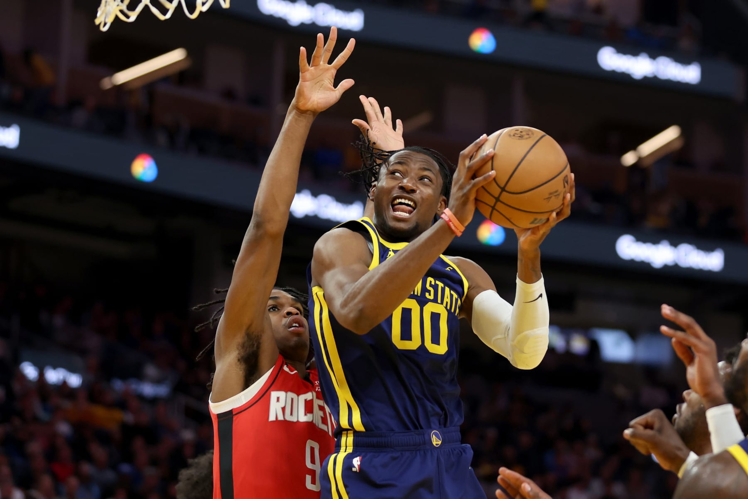 SAN FRANCISCO, CALIFORNIA - DECEMBER 03: Jonathan Kuminga #00 of the Golden State Warriors goes up for a shot on Josh Christopher #9 of the Houston Rockets at Chase Center on December 03, 2022 in San Francisco, California. NOTE TO USER: User expressly acknowledges and agrees that, by downloading and or using this photograph, User is consenting to the terms and conditions of the Getty Images License Agreement.  (Photo by Ezra Shaw/Getty Images)