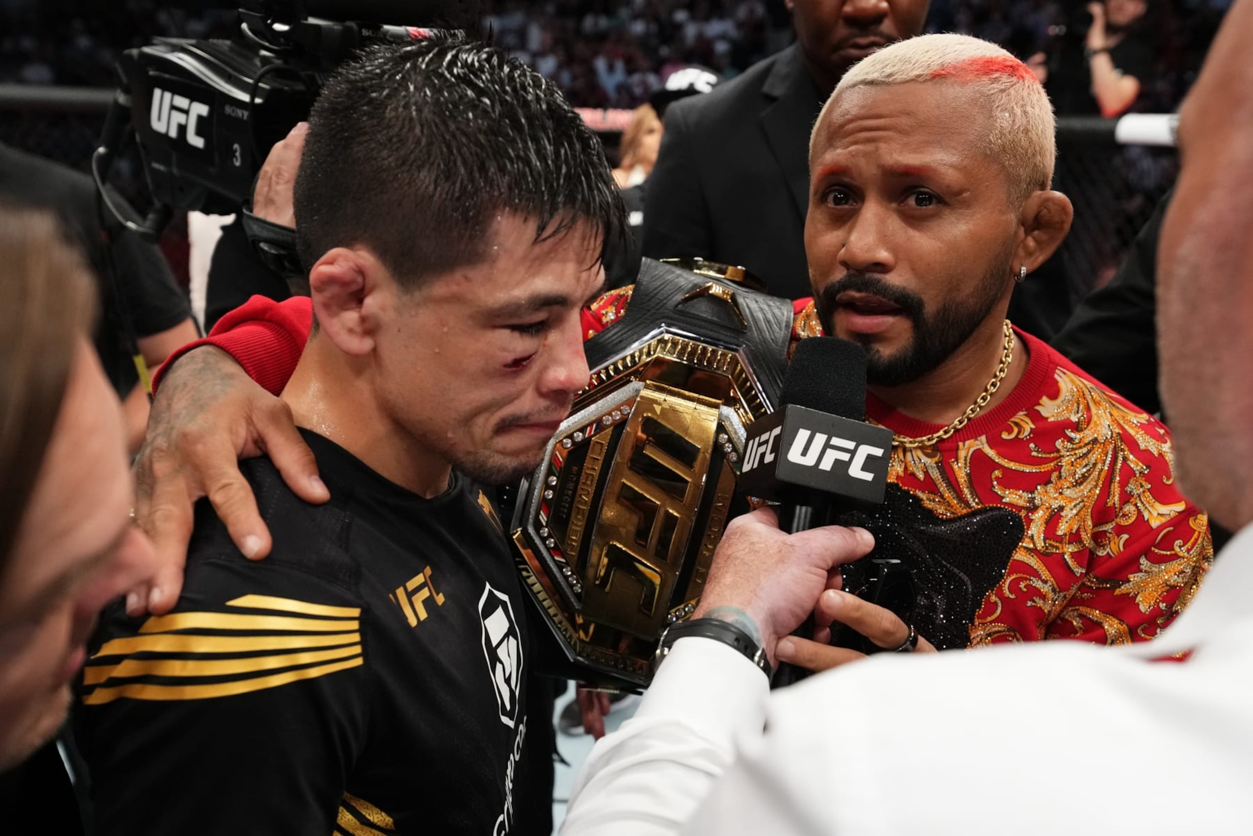 Brandon Moreno (left) and Deiveson Figueiredo