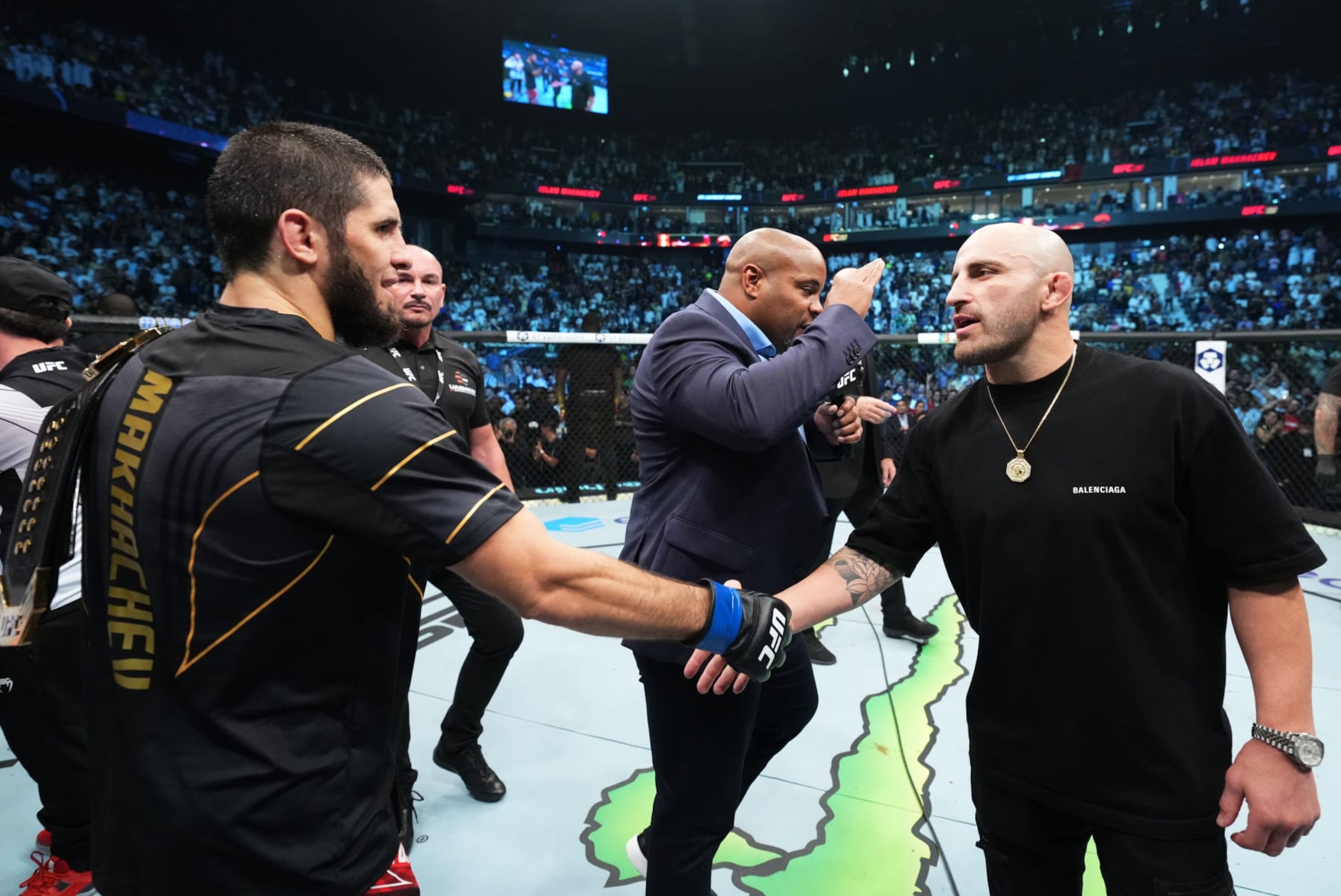 Islam Makhachev (left) and Alexander Volkanovski