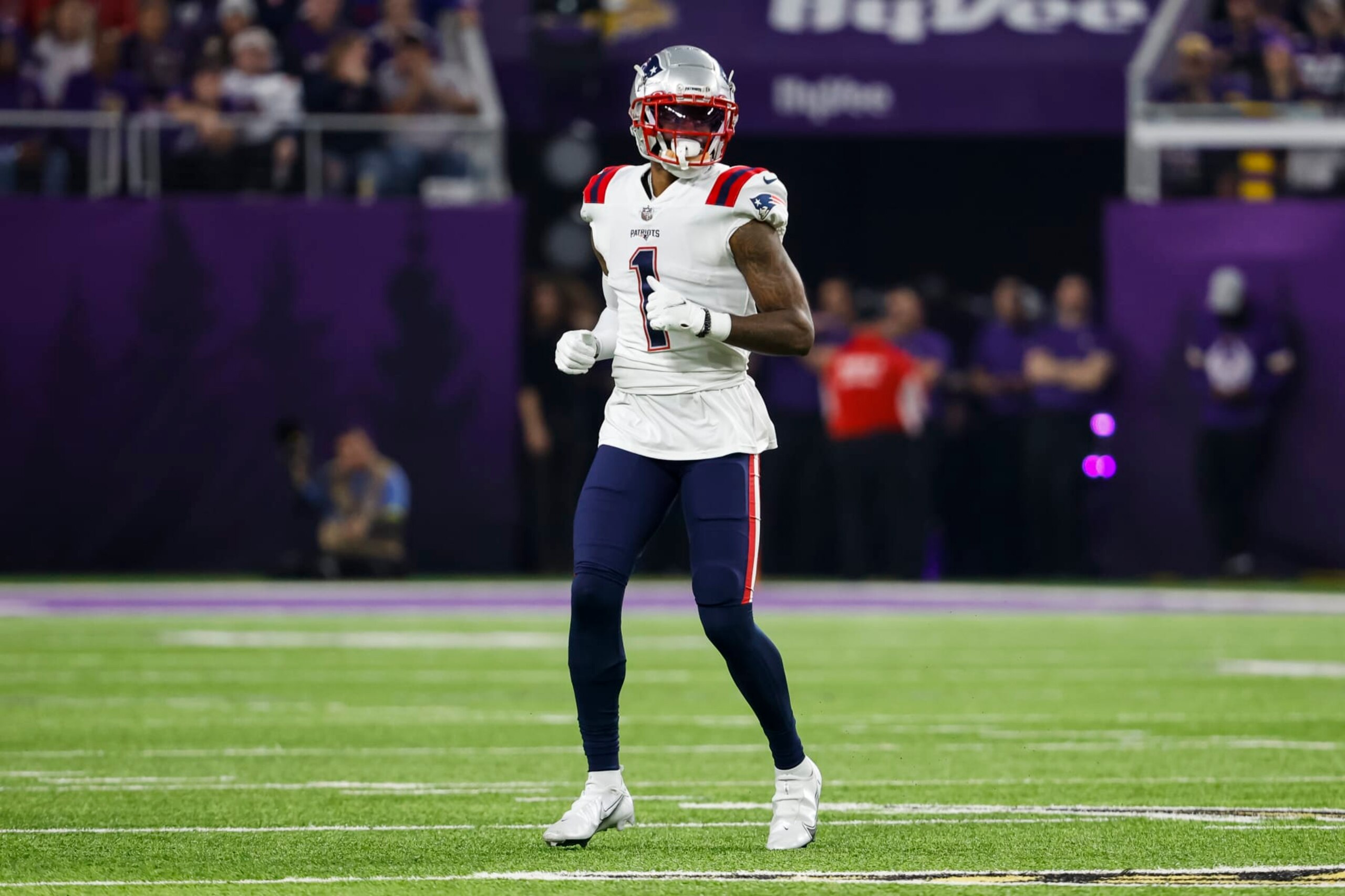 MINNEAPOLIS, MN - NOVEMBER 24: DeVante Parker #1 of the New England Patriots looks on against the Minnesota Vikings in the second quarter of the game at U.S. Bank Stadium in Minneapolis, Minnesota. The Vikings defeated the Patriots 33-26. (Photo by David Berding/Getty Images) MINNEAPOLIS, MN - NOVEMBER 24: DeVante Parker #1 of the New England Patriots looks on against the Minnesota Vikings in the second quarter of the game at U.S. Bank Stadium in Minneapolis, Minnesota. The Vikings defeated the Patriots 33-26. (Photo by David Berding/Getty Images)