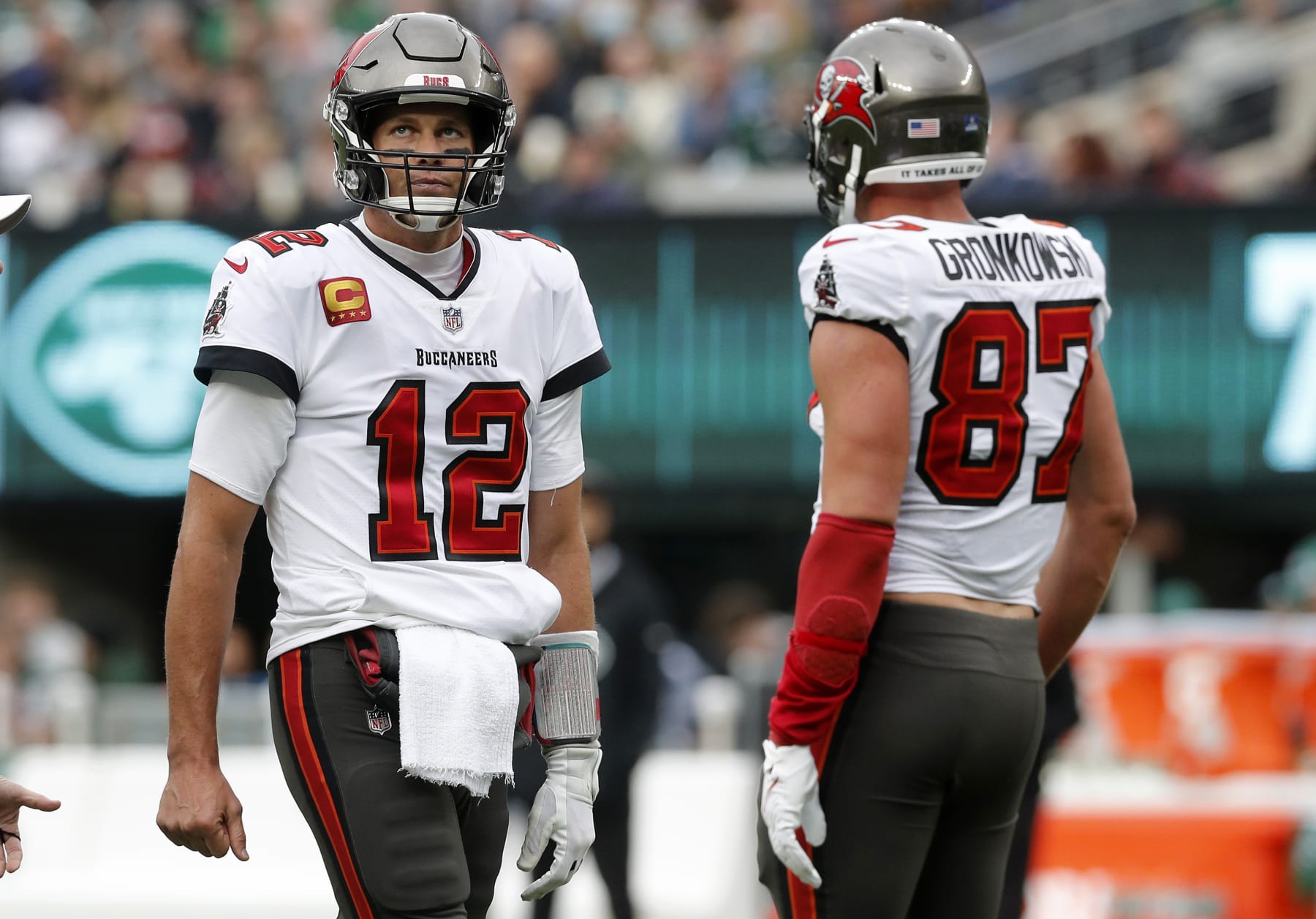 EAST RUTHERFORD, NEW JERSEY - JANUARY 02: (NEW YORK DAILIES OUT)  Tom Brady #12 and Rob Gronkowski #87 of the Tampa Bay Buccaneers in action against the New York Jets at MetLife Stadium on January 02, 2022 in East Rutherford, New Jersey. The Buccaneers defeated the Jets 28-24. (Photo by Jim McIsaac/Getty Images)