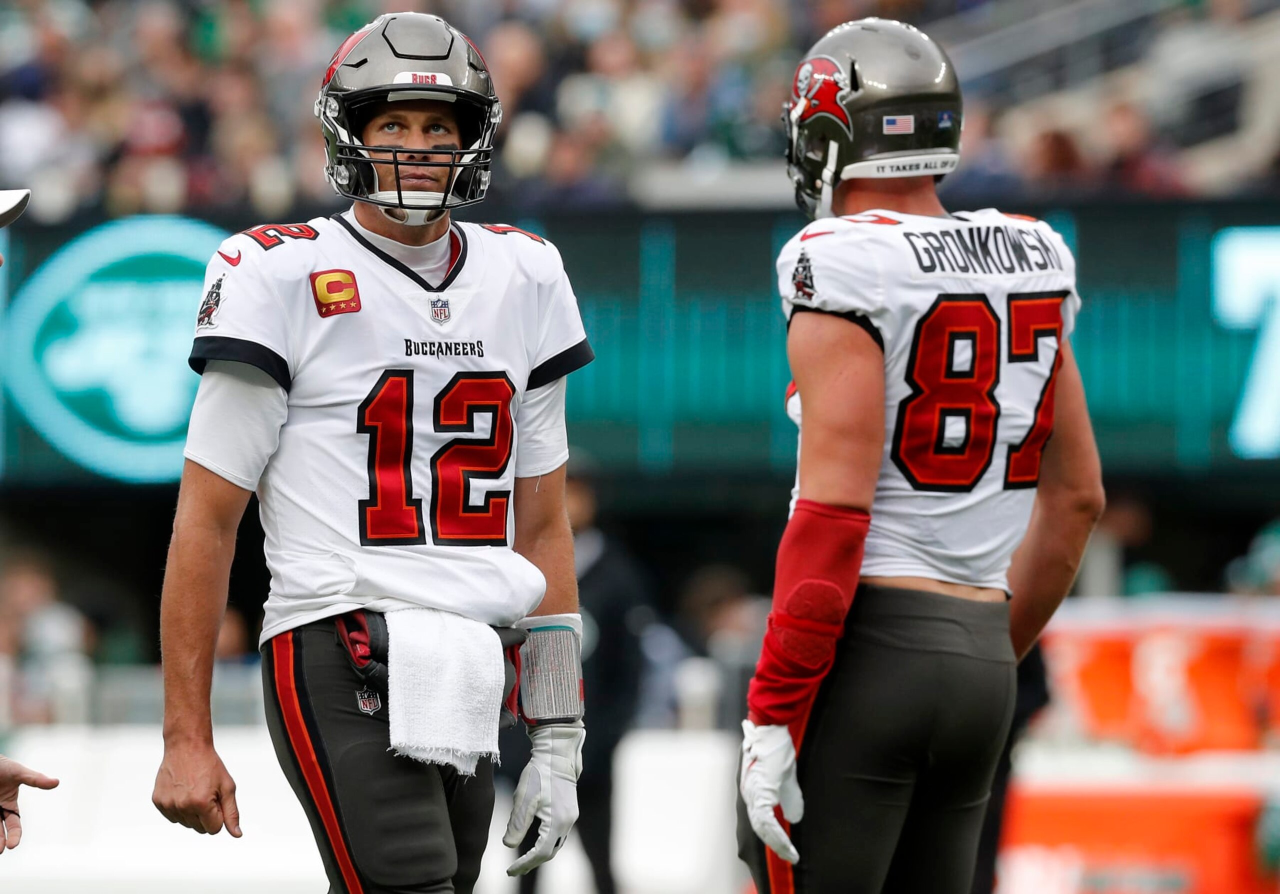 EAST RUTHERFORD, NEW JERSEY - JANUARY 02: (NEW YORK DAILIES OUT)  Tom Brady #12 and Rob Gronkowski #87 of the Tampa Bay Buccaneers in action against the New York Jets at MetLife Stadium on January 02, 2022 in East Rutherford, New Jersey. The Buccaneers defeated the Jets 28-24. (Photo by Jim McIsaac/Getty Images)