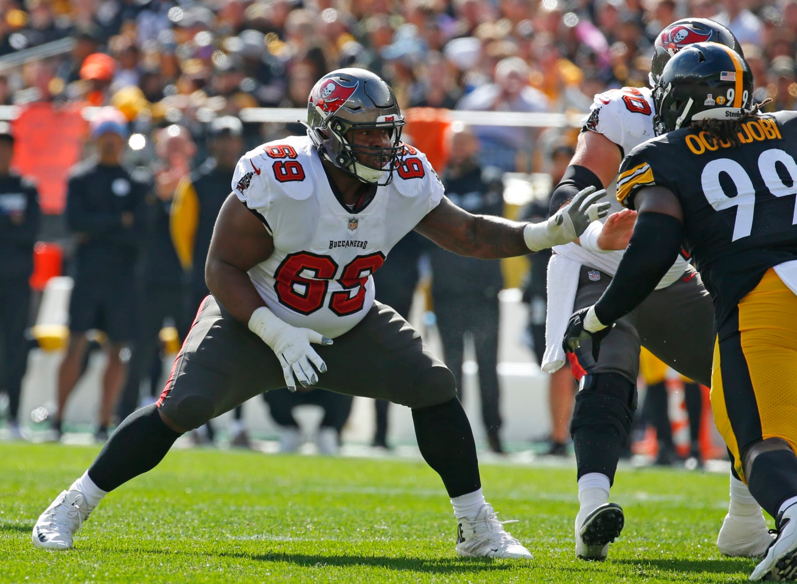 PITTSBURGH, PA - OCTOBER 16:  Shaq Mason #69 of the Tampa Bay Buccaneers in action against the Pittsburgh Steelers on October 16, 2022 at Acrisure Stadium in Pittsburgh, Pennsylvania.  (Photo by Justin K. Aller/Getty Images)