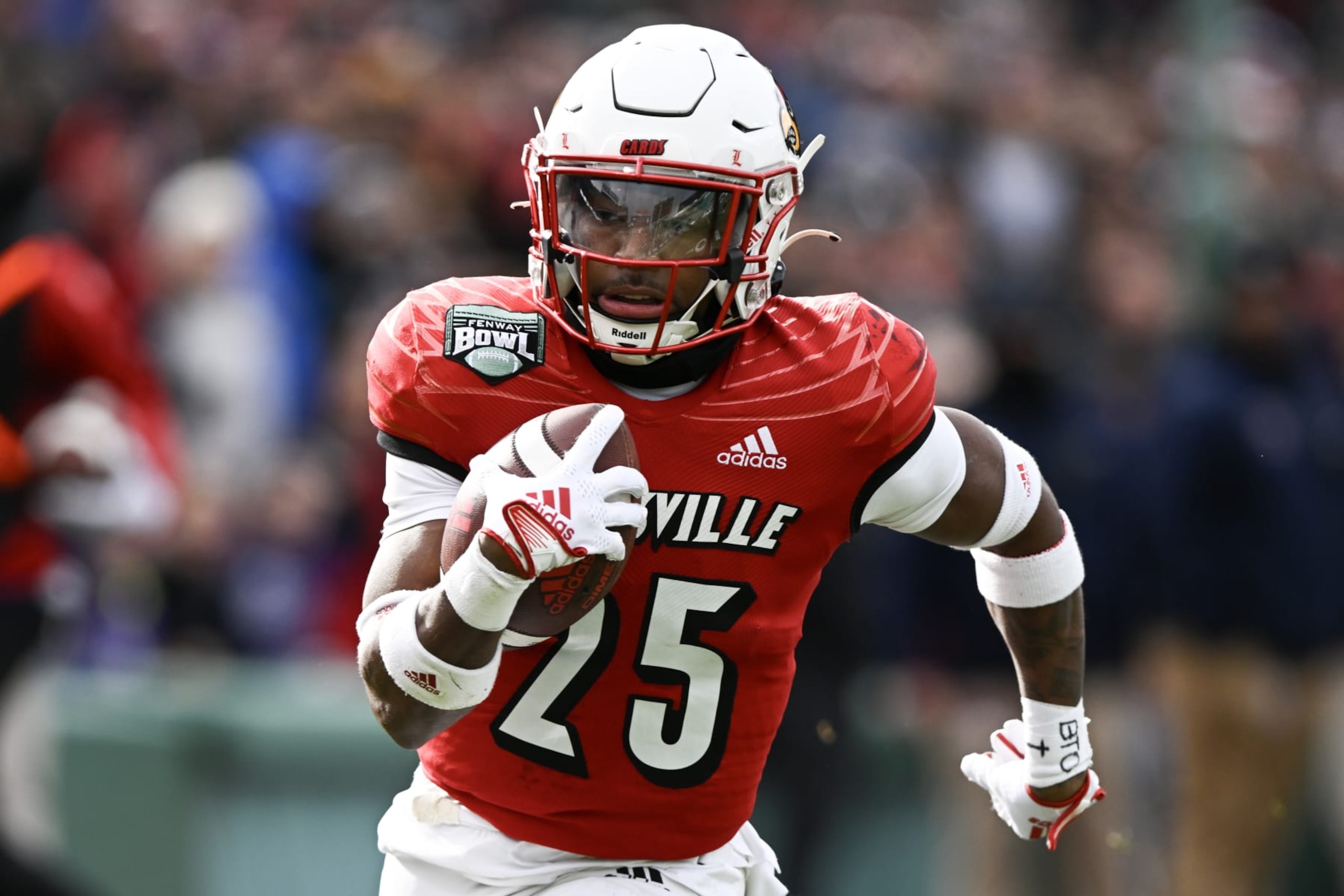 BOSTON, MASSACHUSETTS - DECEMBER 17: Running back Jawhar Jordan #25 of the Louisville Cardinals runs for a touchdown against the Cincinnati Bearcats during the second quarter of the Wasabi Fenway Bowl at Fenway Park on December 17, 2022 in Boston, Massachusetts. (Photo by Brian Fluharty/Getty Images) BOSTON, MASSACHUSETTS - DECEMBER 17: Running back Jawhar Jordan #25 of the Louisville Cardinals runs for a touchdown against the Cincinnati Bearcats during the second quarter of the Wasabi Fenway Bowl at Fenway Park on December 17, 2022 in Boston, Massachusetts. (Photo by Brian Fluharty/Getty Images)