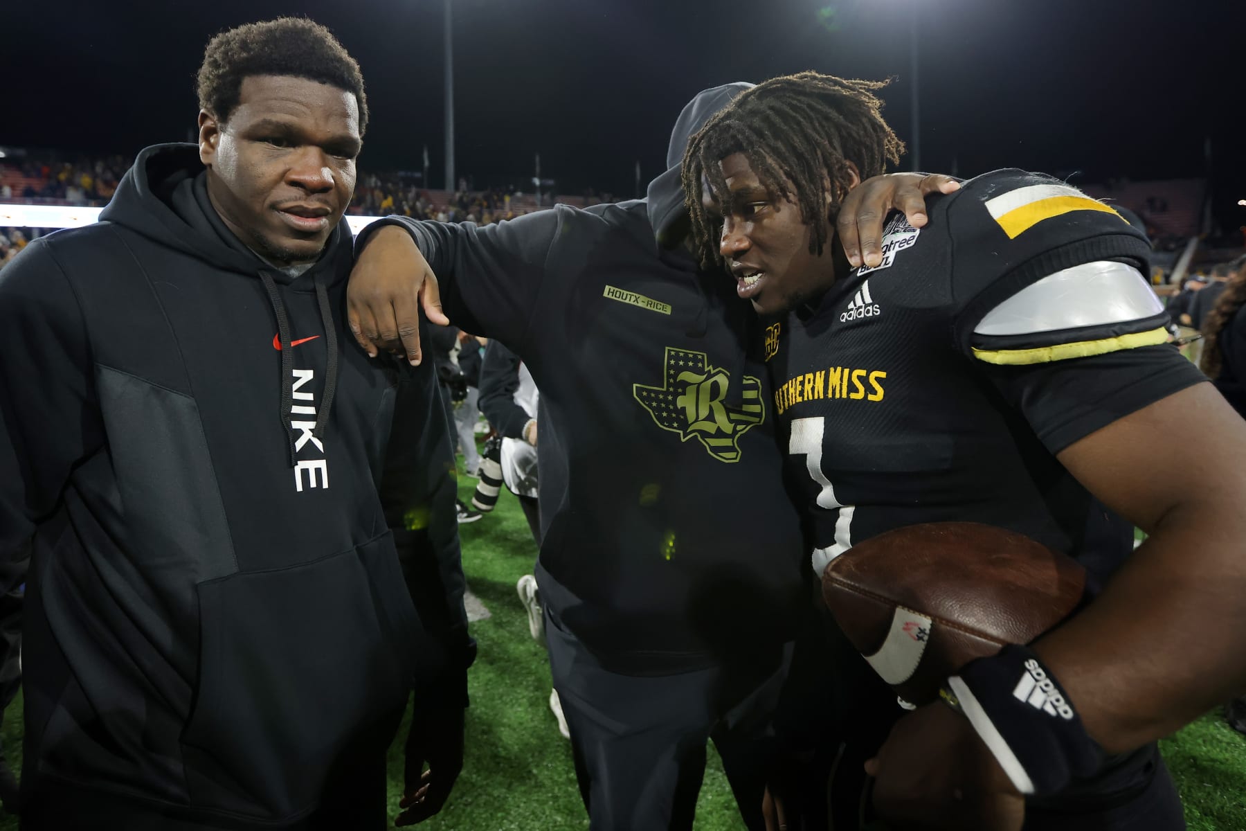 MOBILE, ALABAMA - DECEMBER 17: Frank Gore Jr. #3 of the Southern Miss Golden Eagles celebrates with his father, former NFL running back Frank Gore, after winning the LendingTree Bowl against the Rice Owls at Hancock Whitney Stadium on December 17, 2022 in Mobile, Alabama. (Photo by Jonathan Bachman/Getty Images)