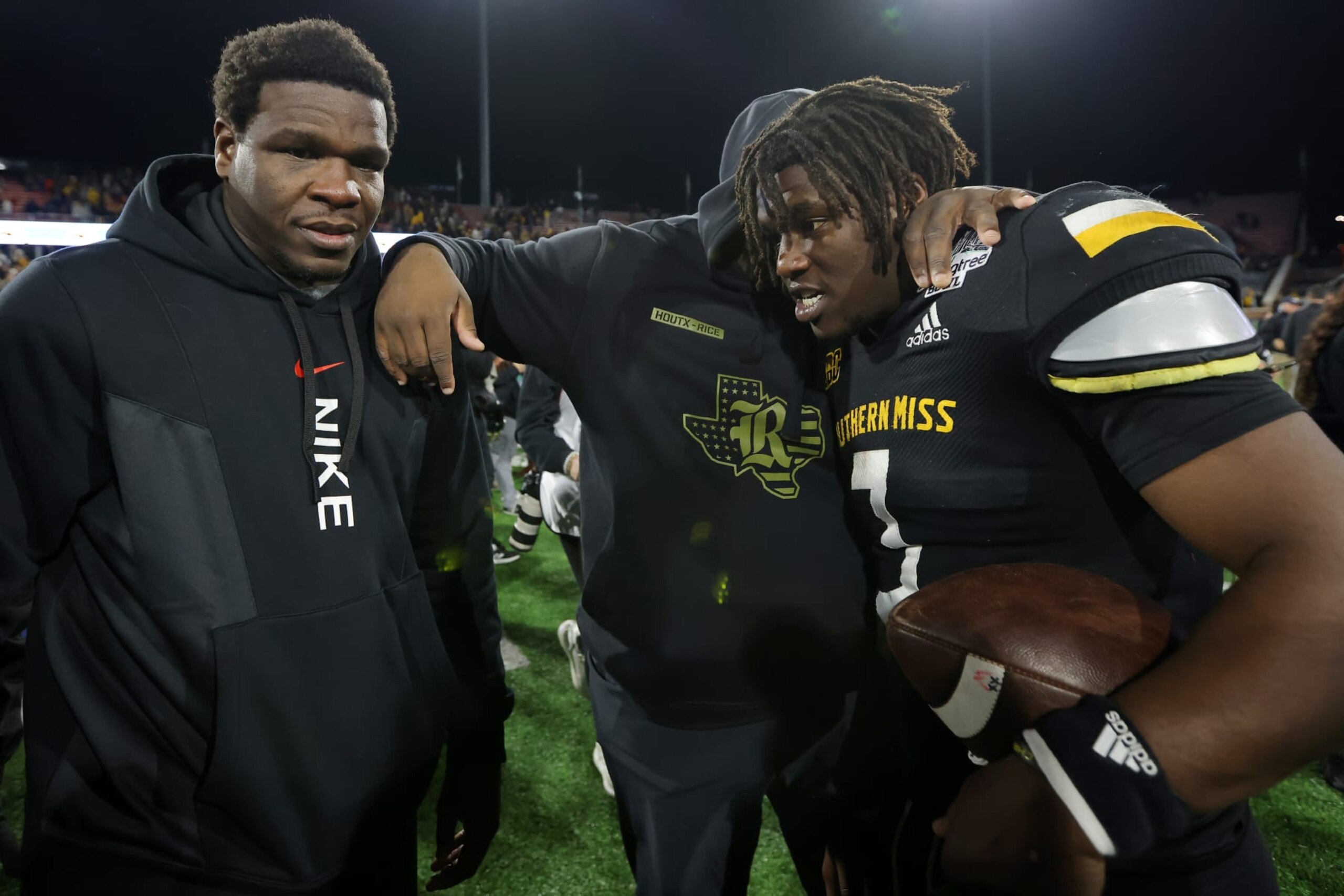 MOBILE, ALABAMA - DECEMBER 17: Frank Gore Jr. #3 of the Southern Miss Golden Eagles celebrates with his father, former NFL running back Frank Gore, after winning the LendingTree Bowl against the Rice Owls at Hancock Whitney Stadium on December 17, 2022 in Mobile, Alabama. (Photo by Jonathan Bachman/Getty Images)