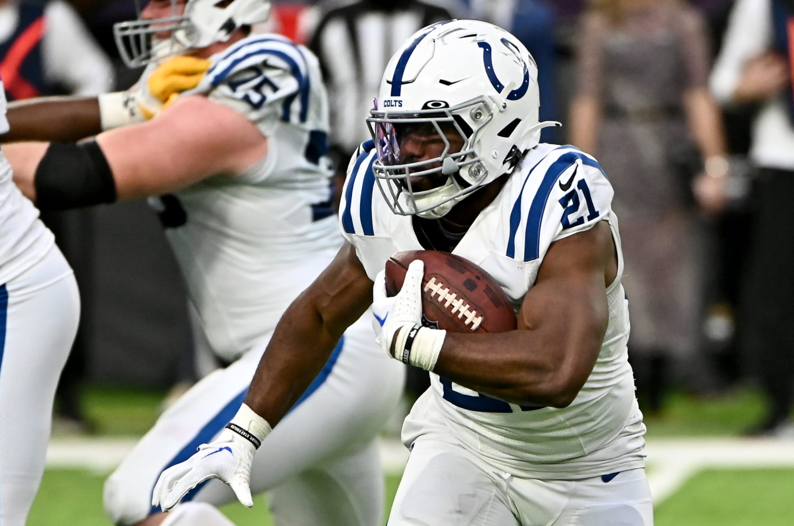 MINNEAPOLIS, MINNESOTA - DECEMBER 17: Zack Moss #21 of the Indianapolis Colts carries the ball against the Minnesota Vikings during the first half of the game at U.S. Bank Stadium on December 17, 2022 in Minneapolis, Minnesota. (Photo by Stephen Maturen/Getty Images)