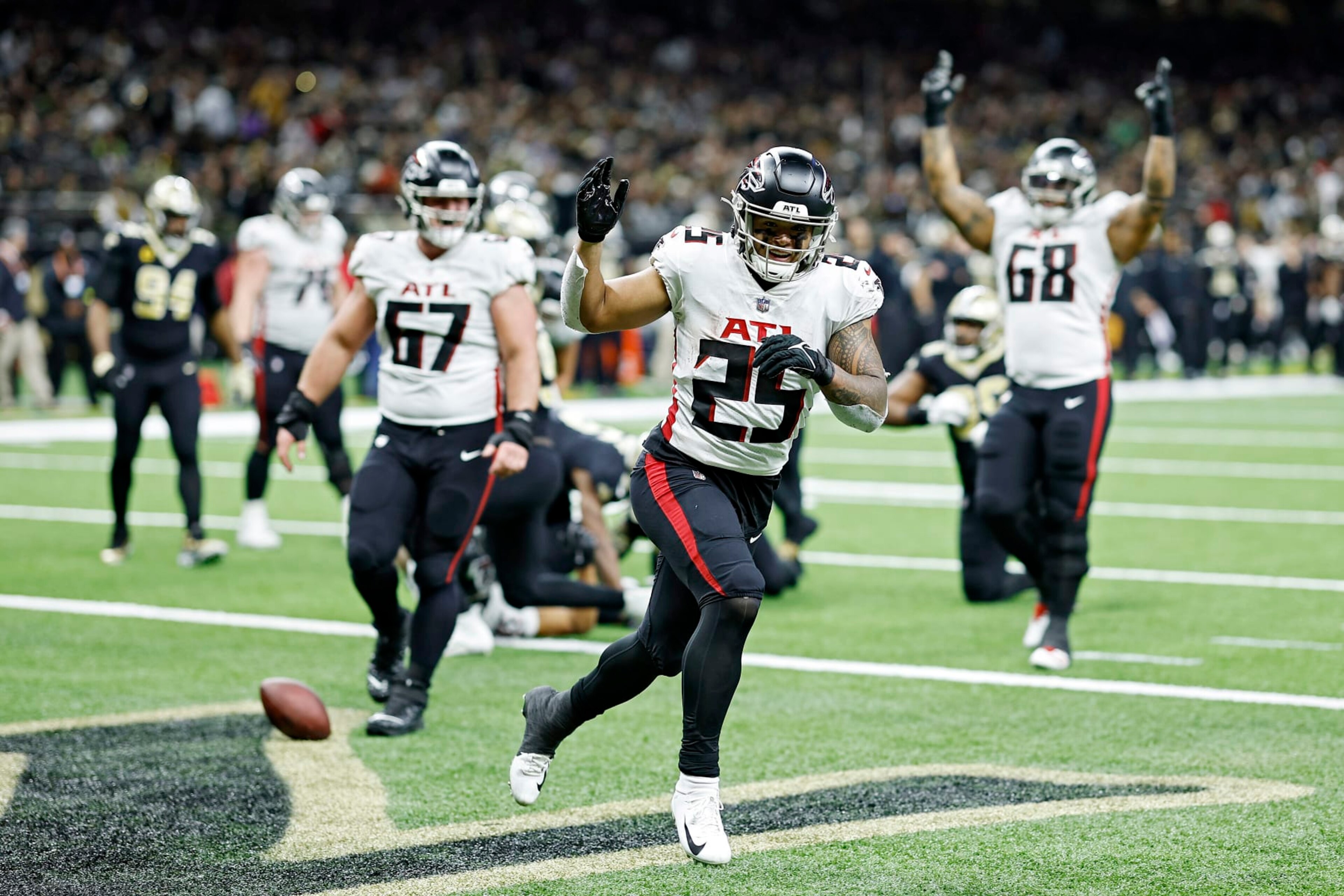 NEW ORLEANS, LOUISIANA - DECEMBER 18: Tyler Allgeier #25 of the Atlanta Falcons scores a touchdown during the third quarter in the game against the New Orleans Saints at Caesars Superdome on December 18, 2022 in New Orleans, Louisiana. (Photo by Chris Graythen/Getty Images) NEW ORLEANS, LOUISIANA - DECEMBER 18: Tyler Allgeier #25 of the Atlanta Falcons scores a touchdown during the third quarter in the game against the New Orleans Saints at Caesars Superdome on December 18, 2022 in New Orleans, Louisiana. (Photo by Chris Graythen/Getty Images)